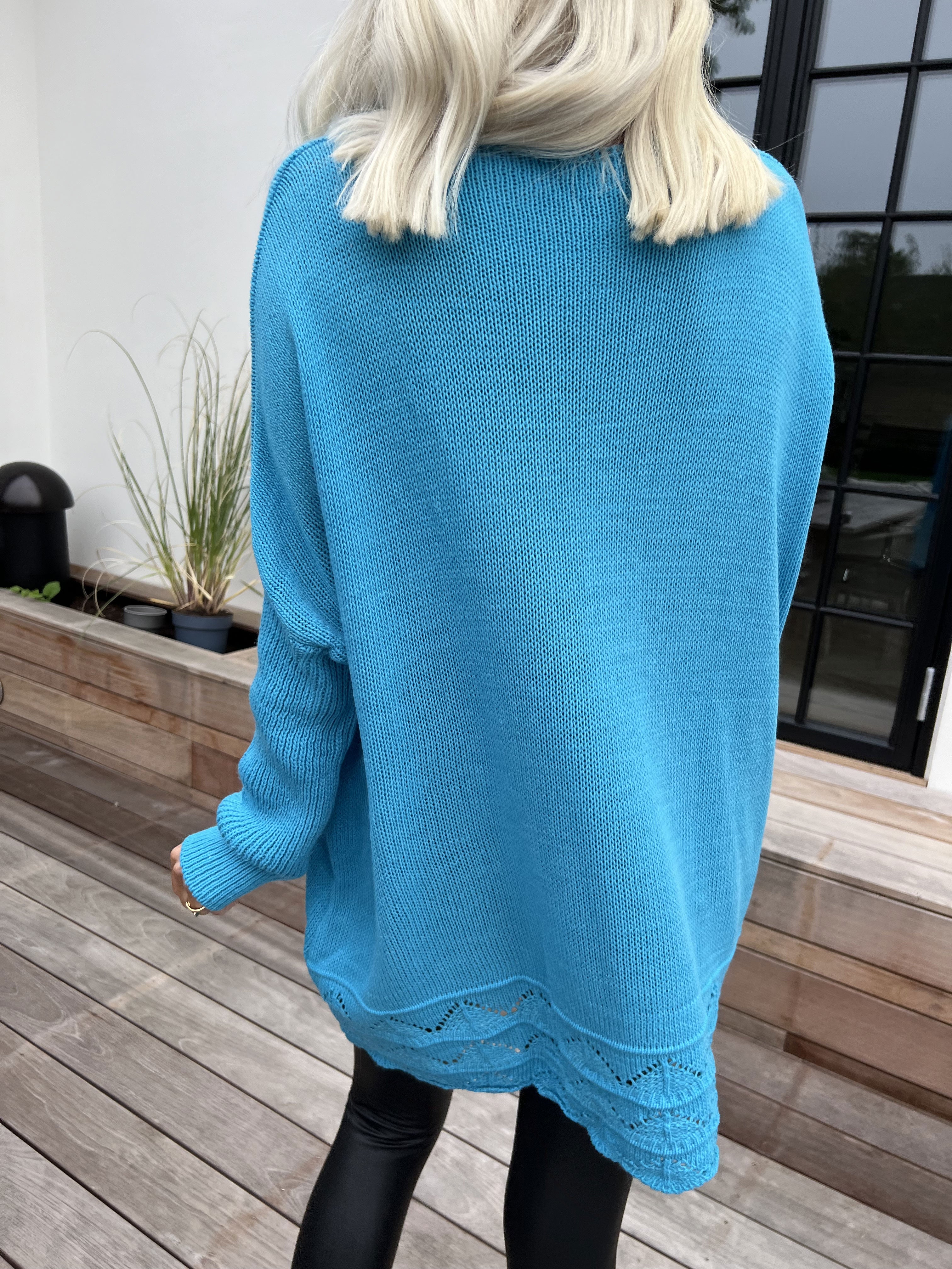 Rebeca - Enfärgad stickad blus med mönster nedtill