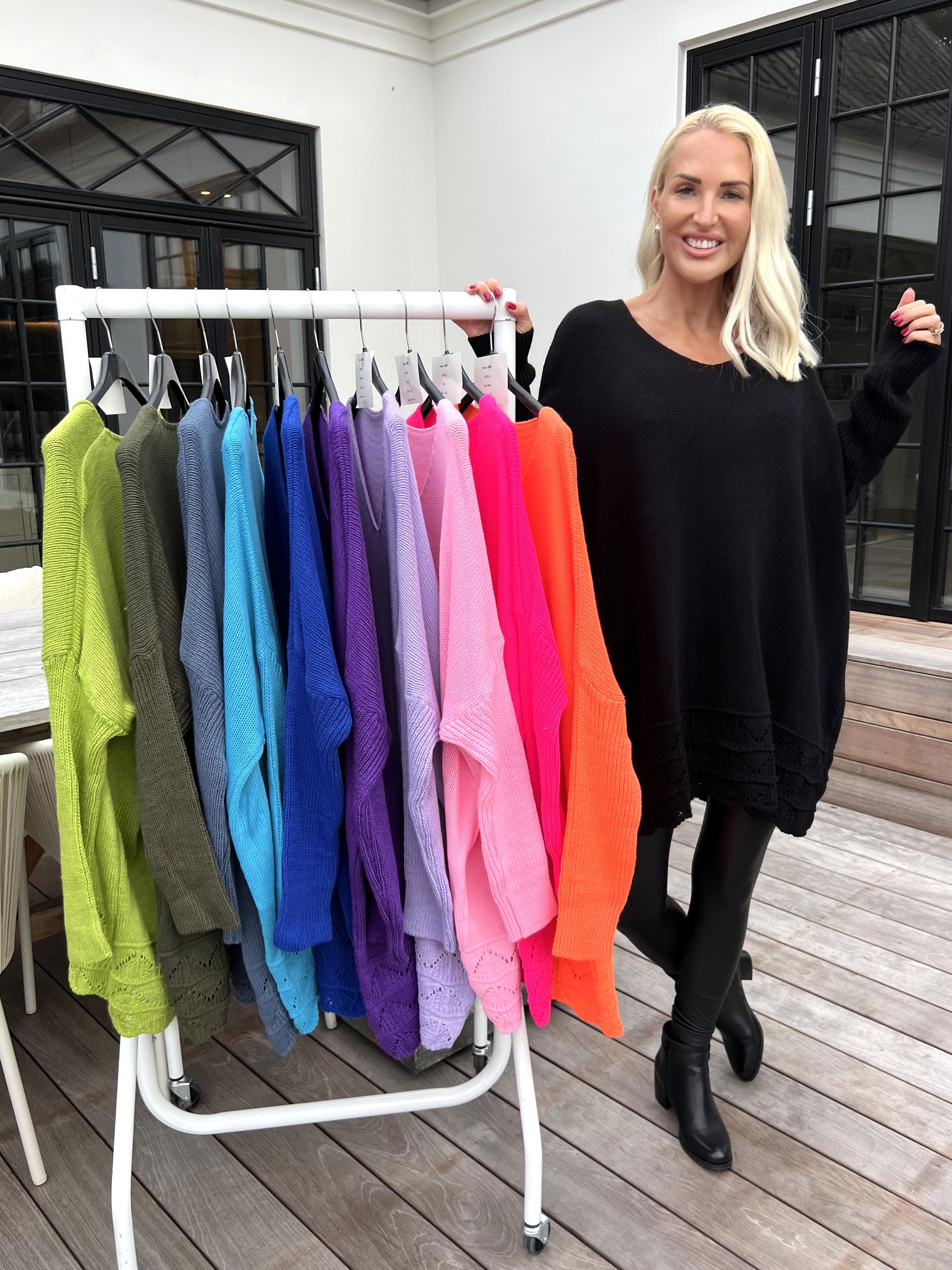 Rebeca - Enfärgad stickad blus med mönster nedtill