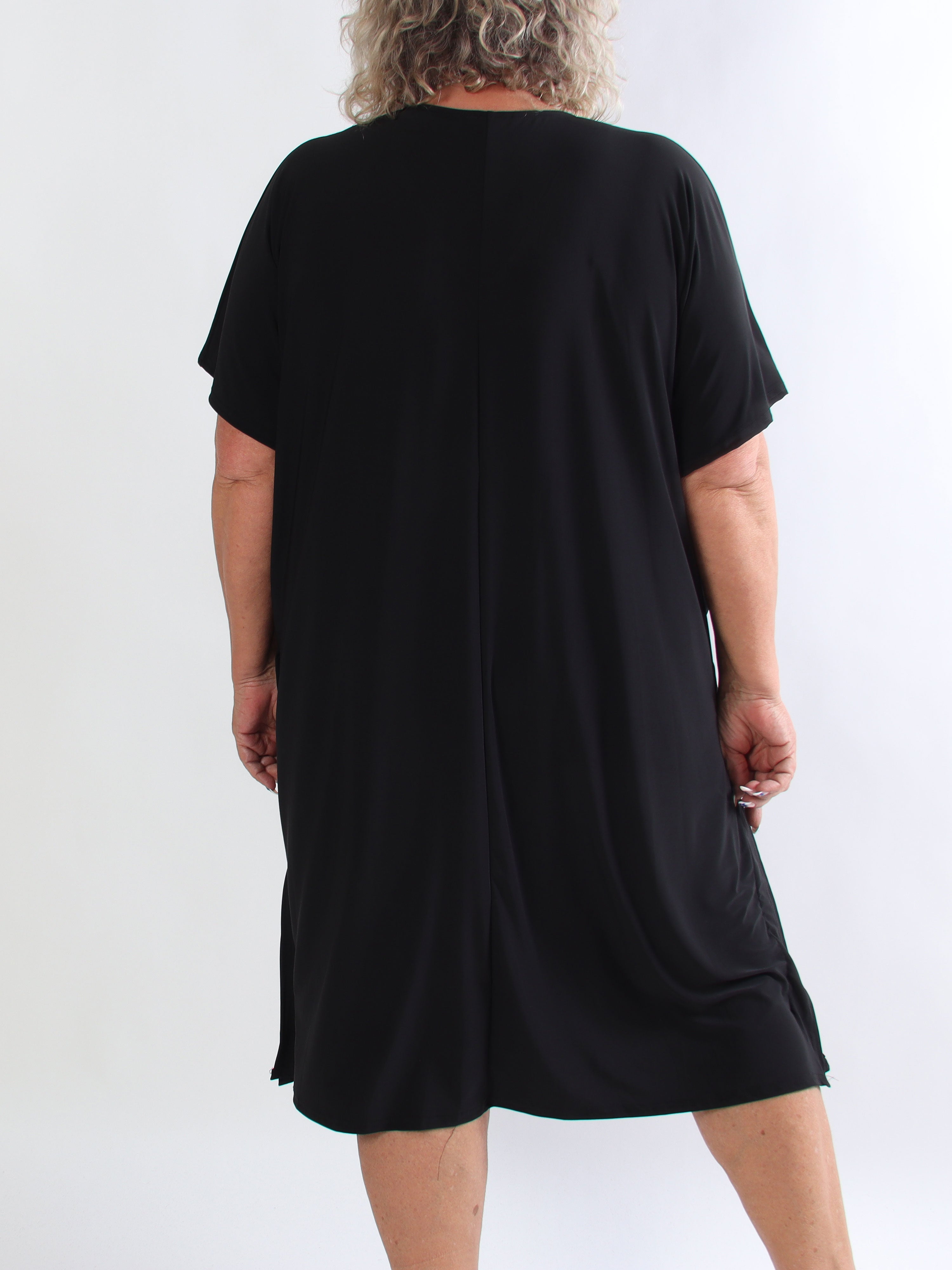 Reem Plain - Elastisk plus size kjole i løs pasform med v-udskæring