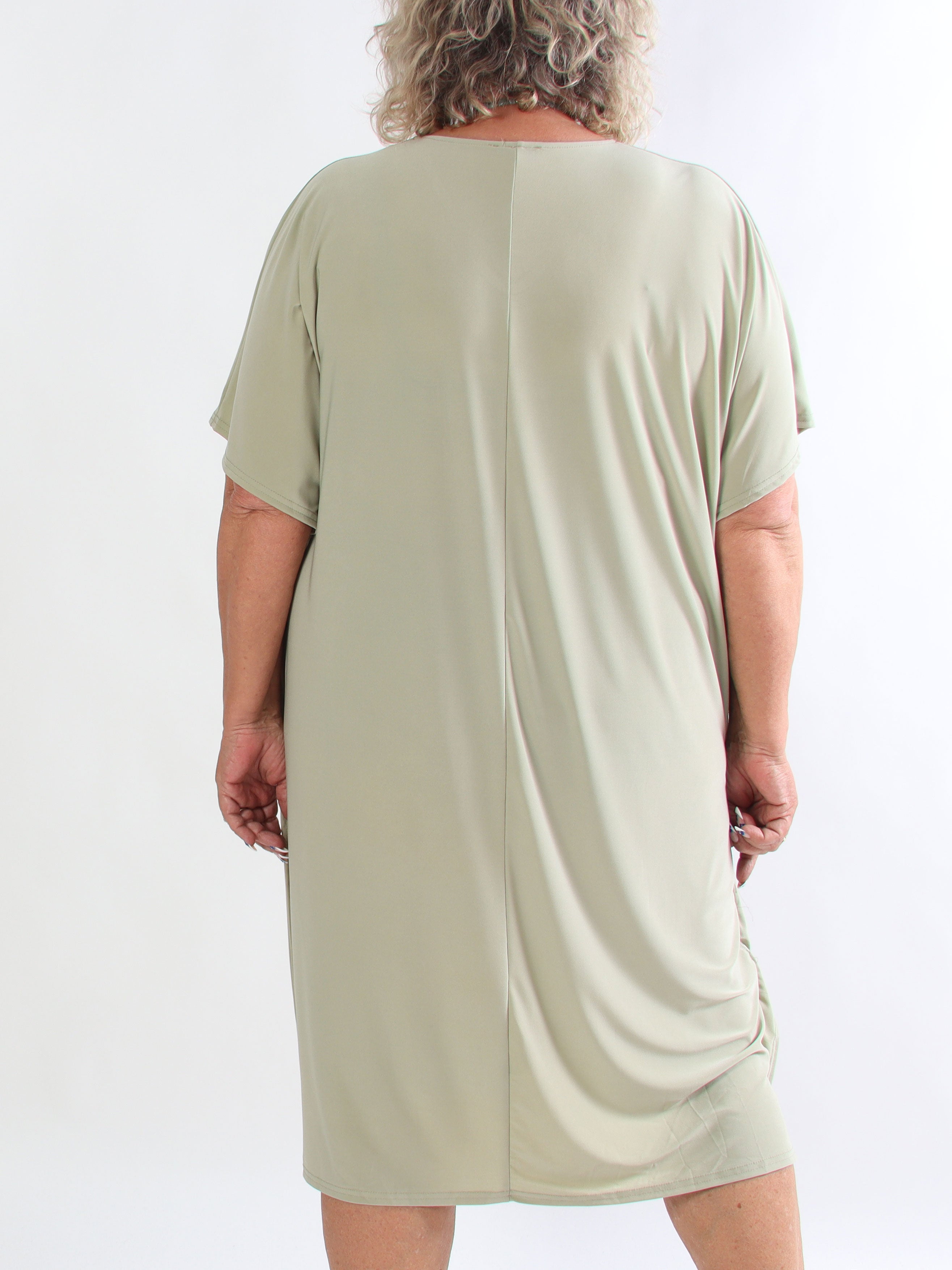Reem Plain - Elastisk plus size kjole i løs pasform med v-udskæring