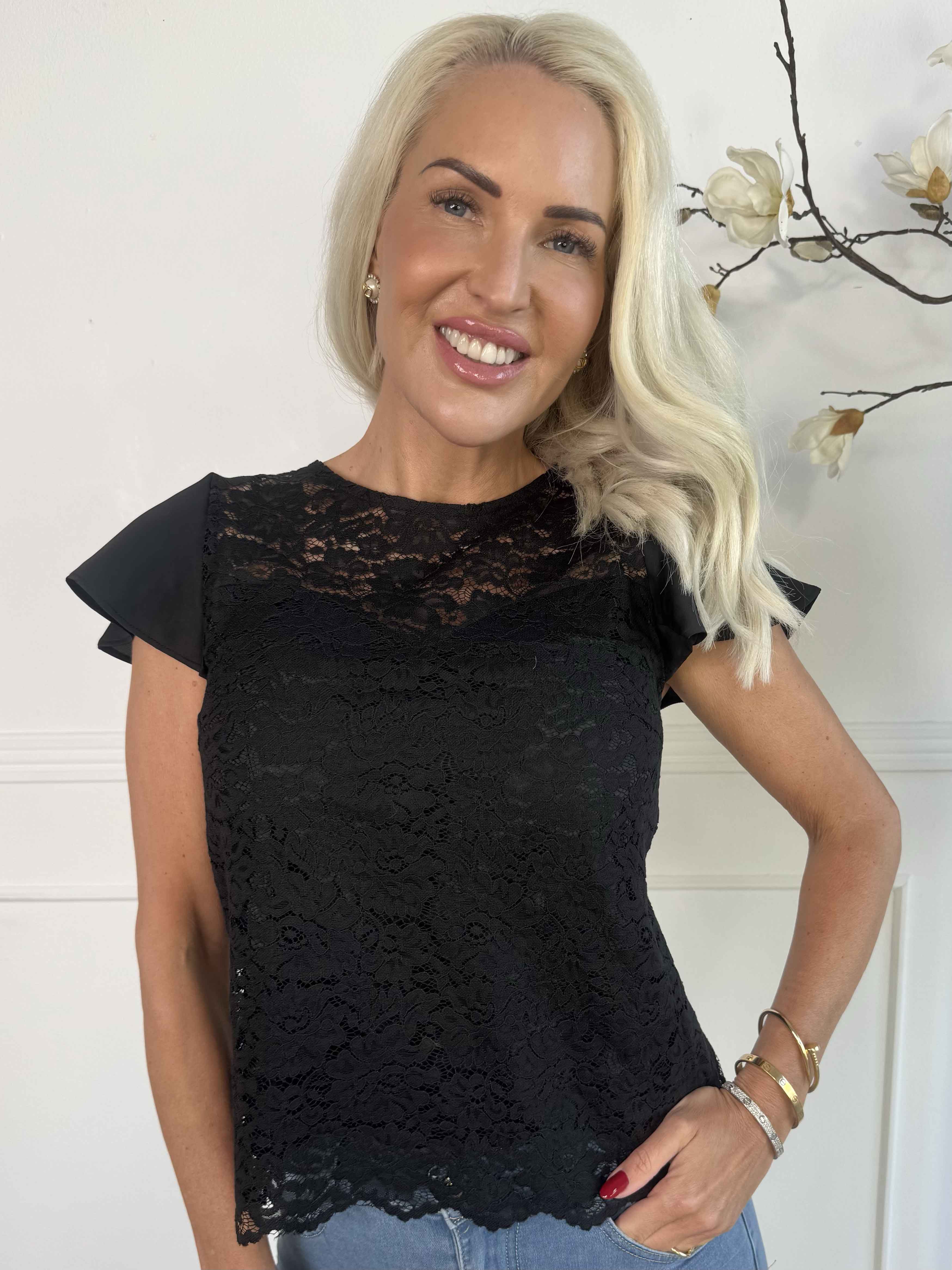 Remi - Spetsblus med transparent spets på ryggen