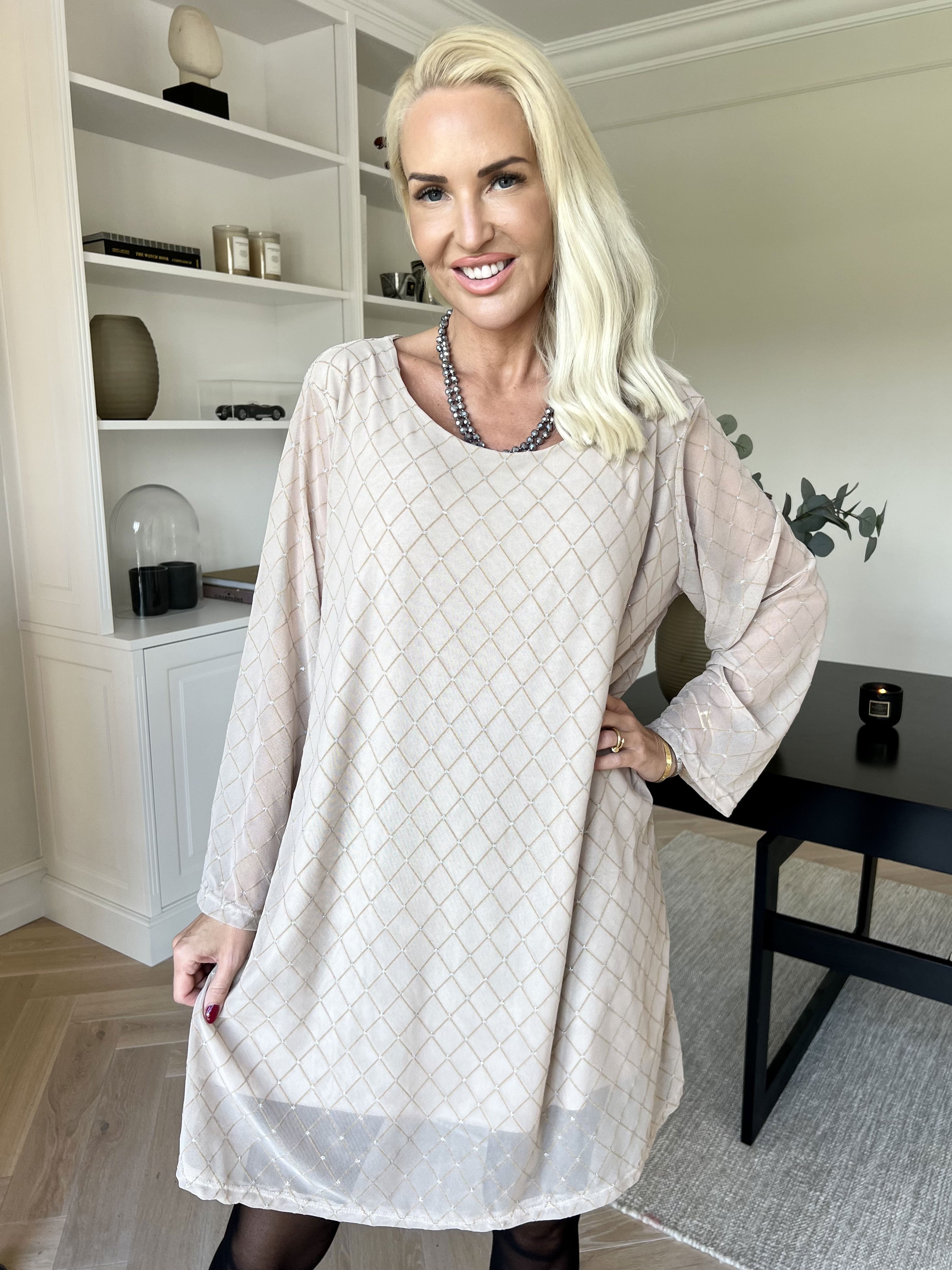 Ritte - Långärmad meshklänning med glitterdetaljer