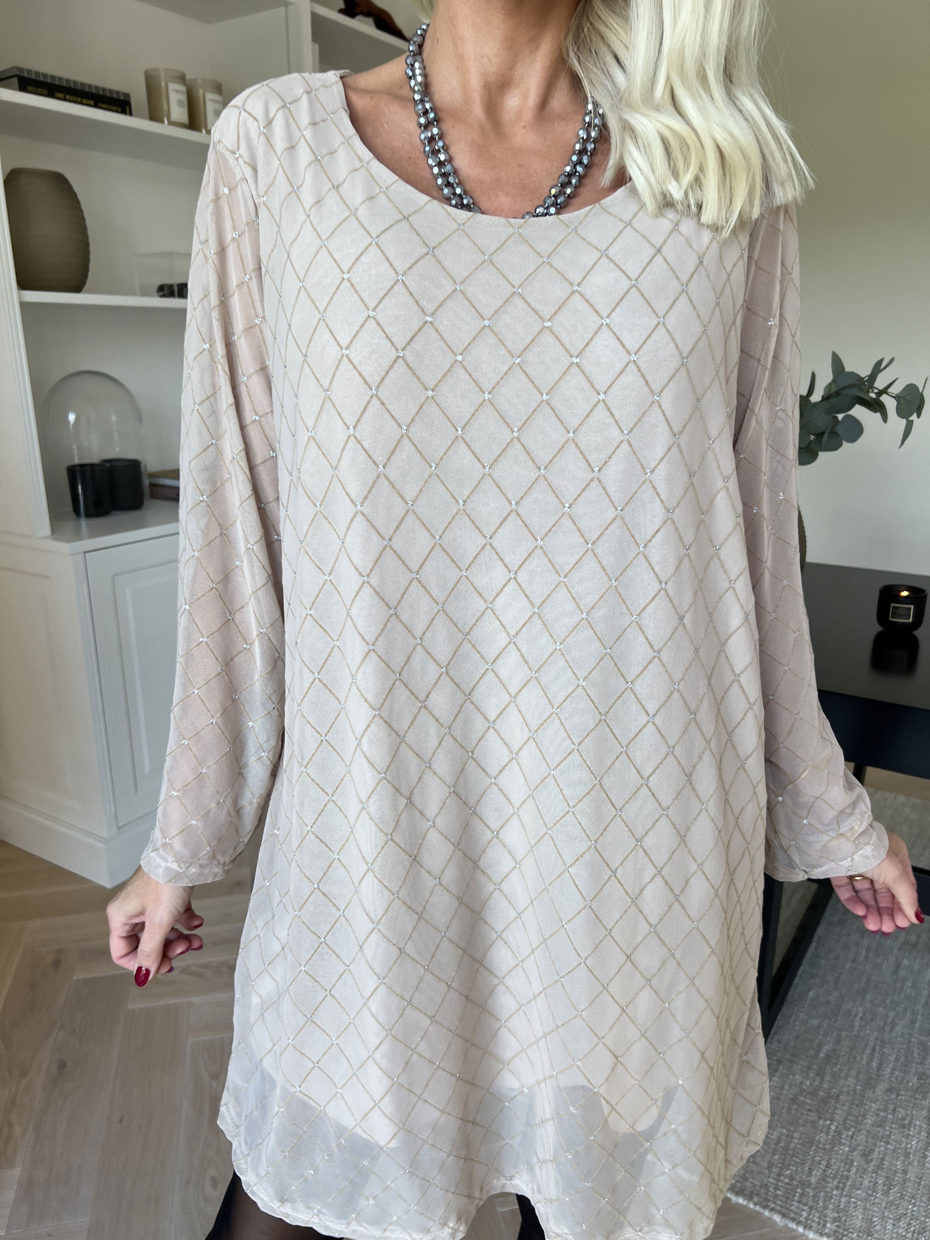 Ritte - Långärmad meshklänning med glitterdetaljer