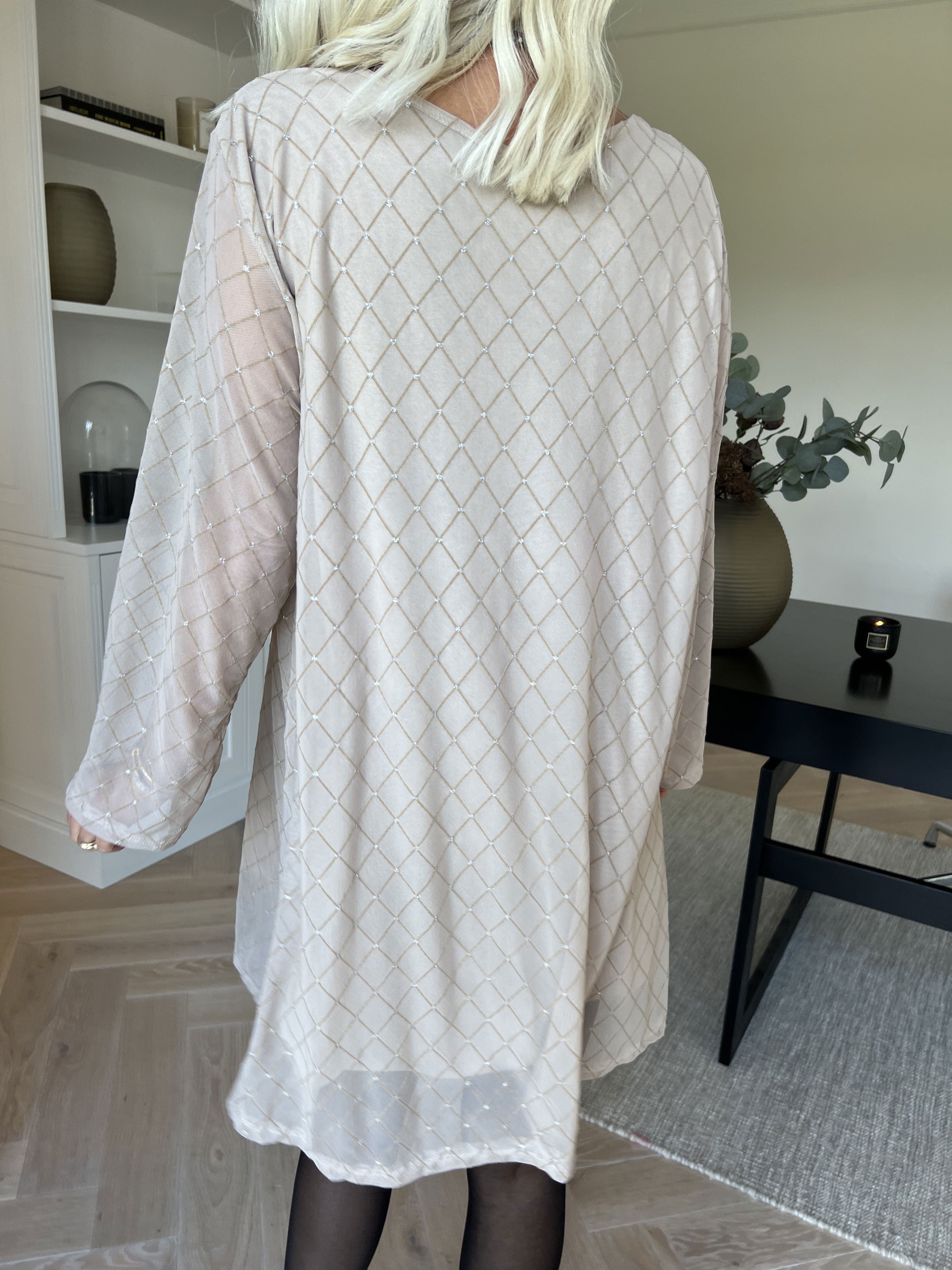 Ritte - Långärmad meshklänning med glitterdetaljer