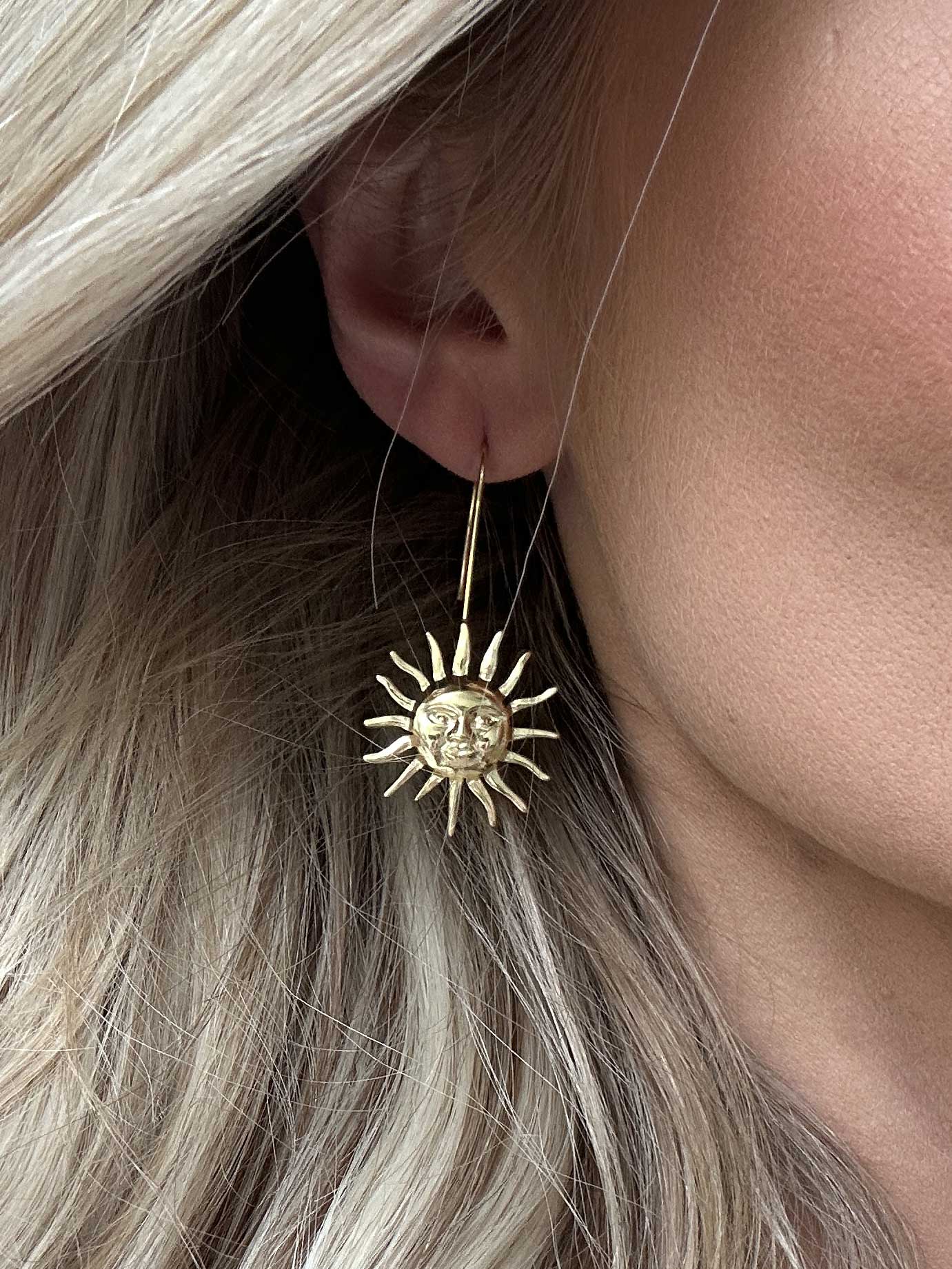 Robyn - Guldiga örhängen med solhäng