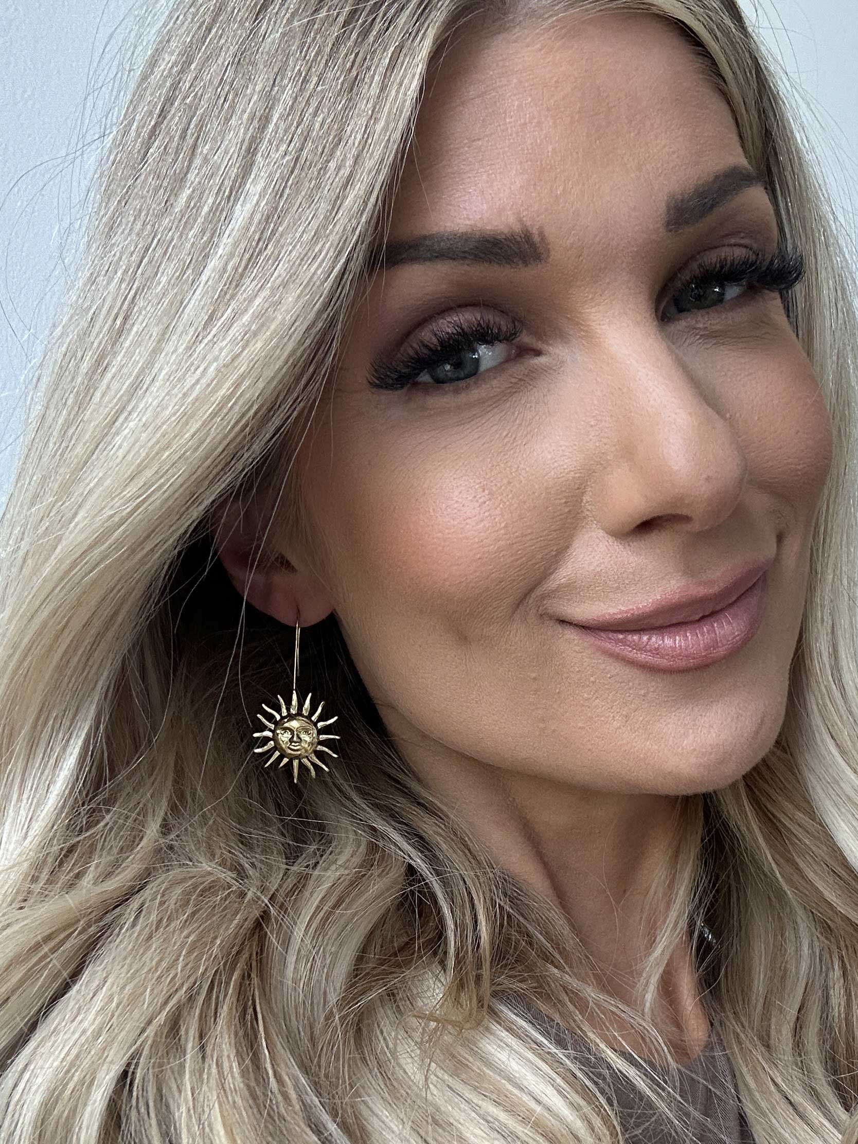 Robyn - Guldiga örhängen med solhäng