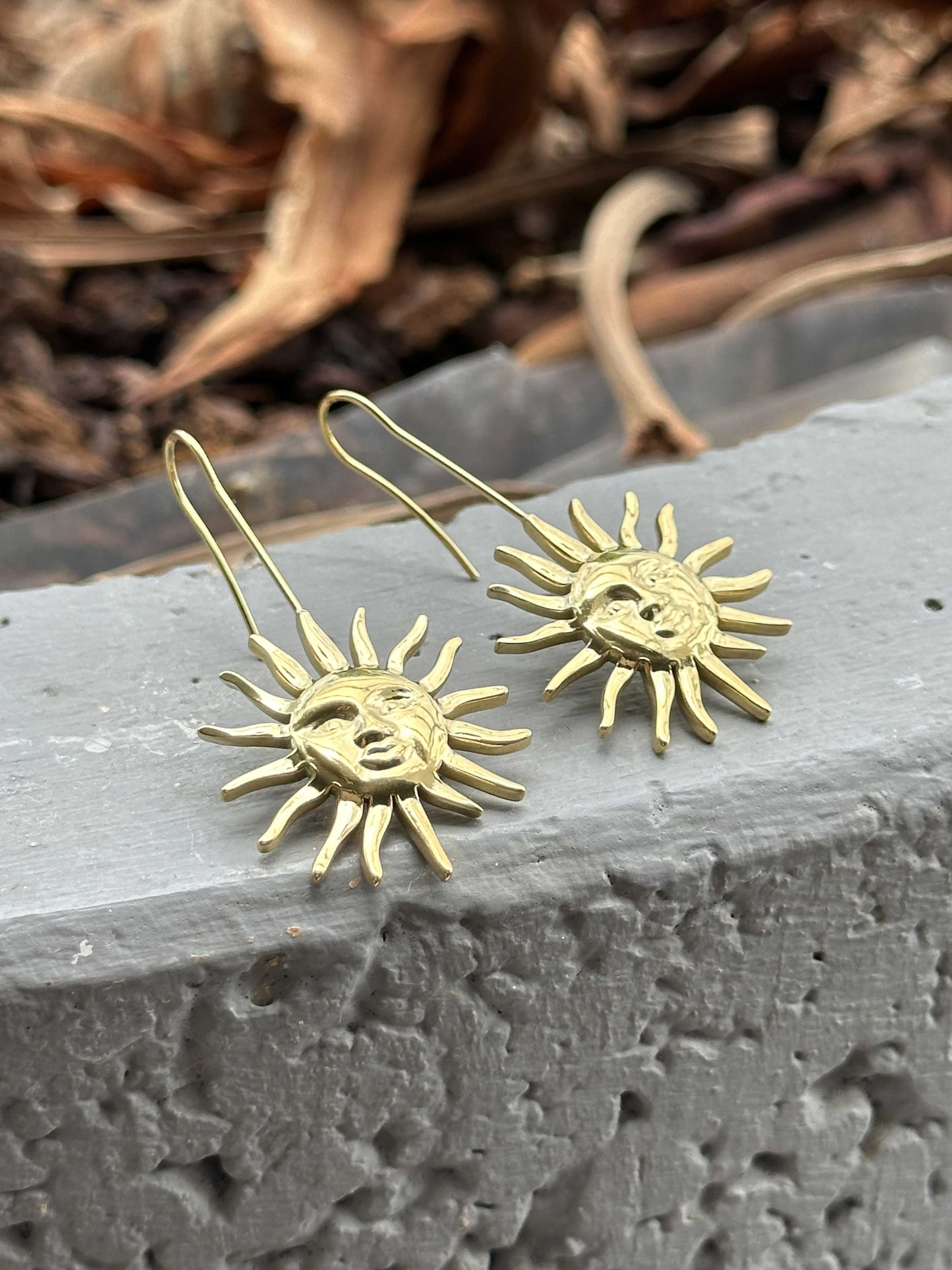 Robyn - Guldiga örhängen med solhäng