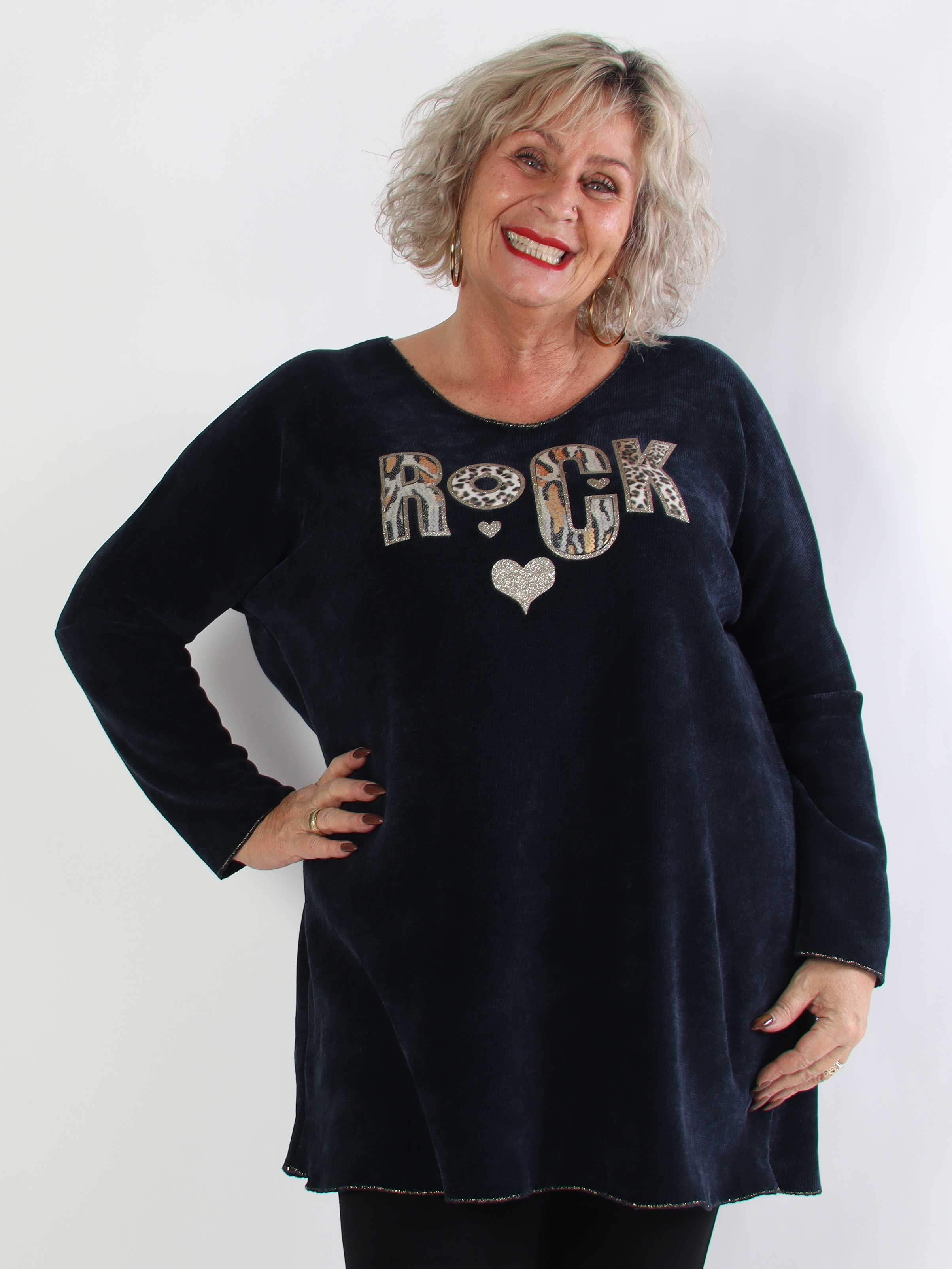 Rocka - Plus size kjole i blød strik med motiv