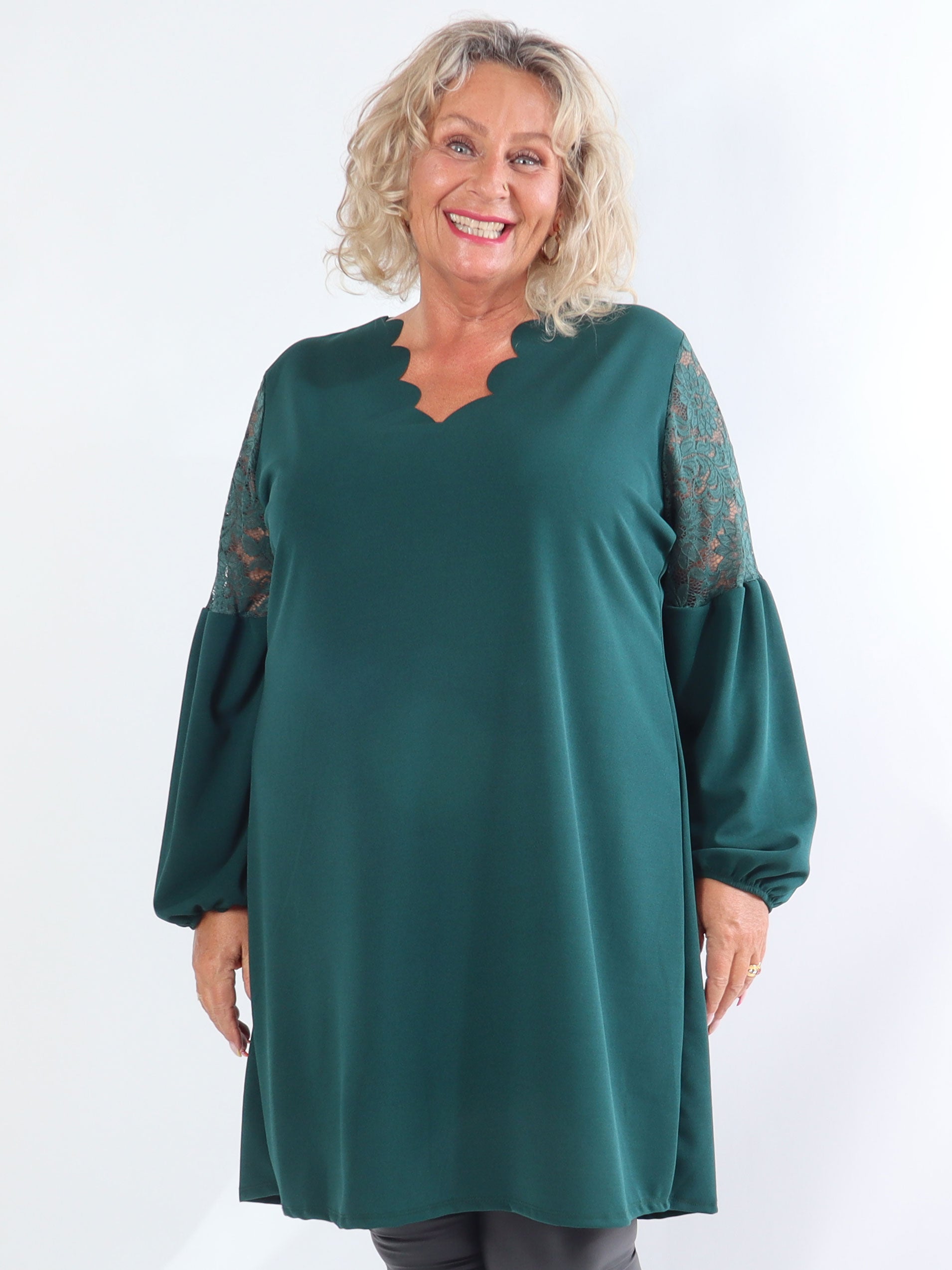 Romance - Fin klänning i plusstorlek med spetsärmar