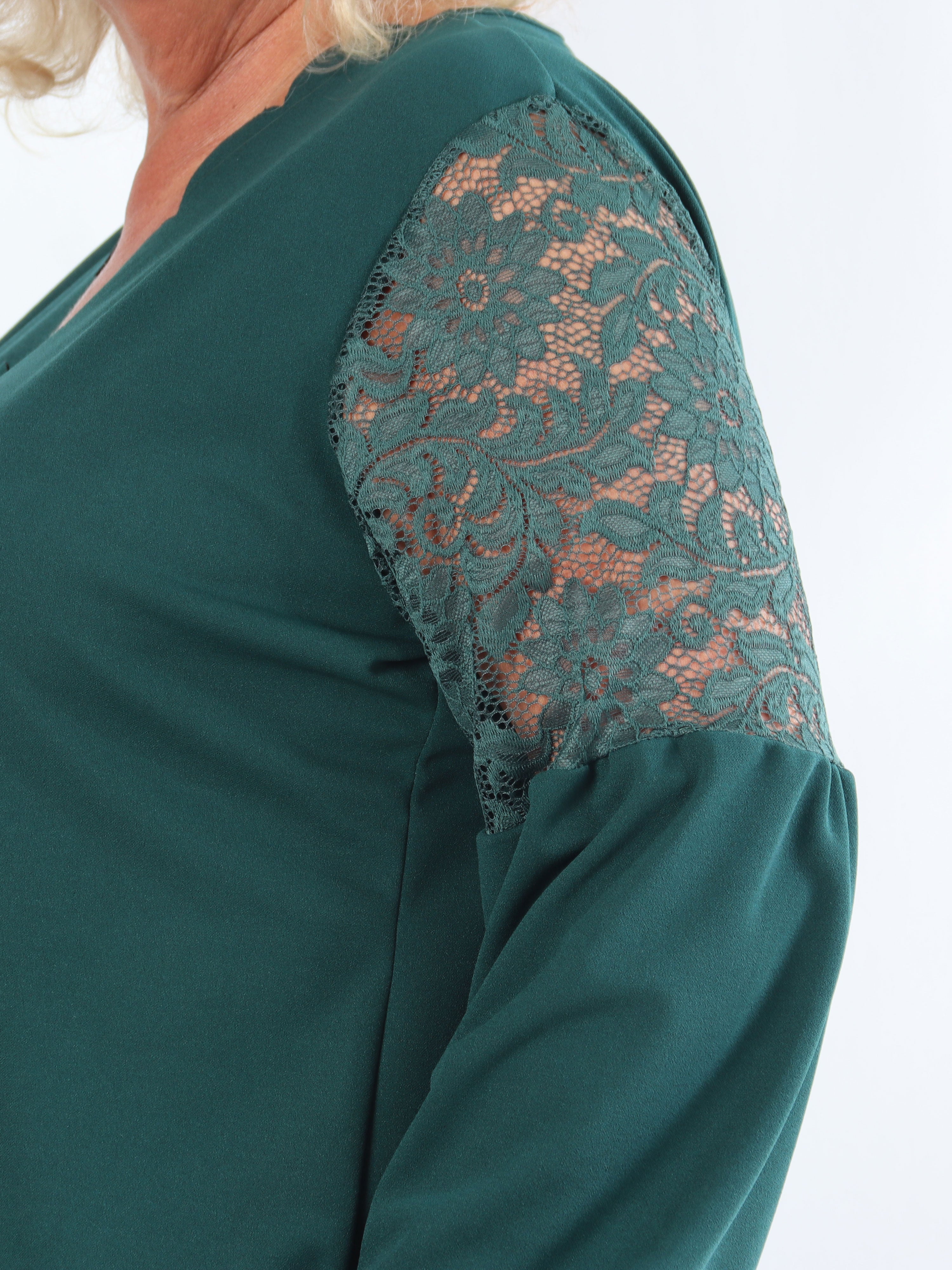 Romance - Fin klänning i plusstorlek med spetsärmar