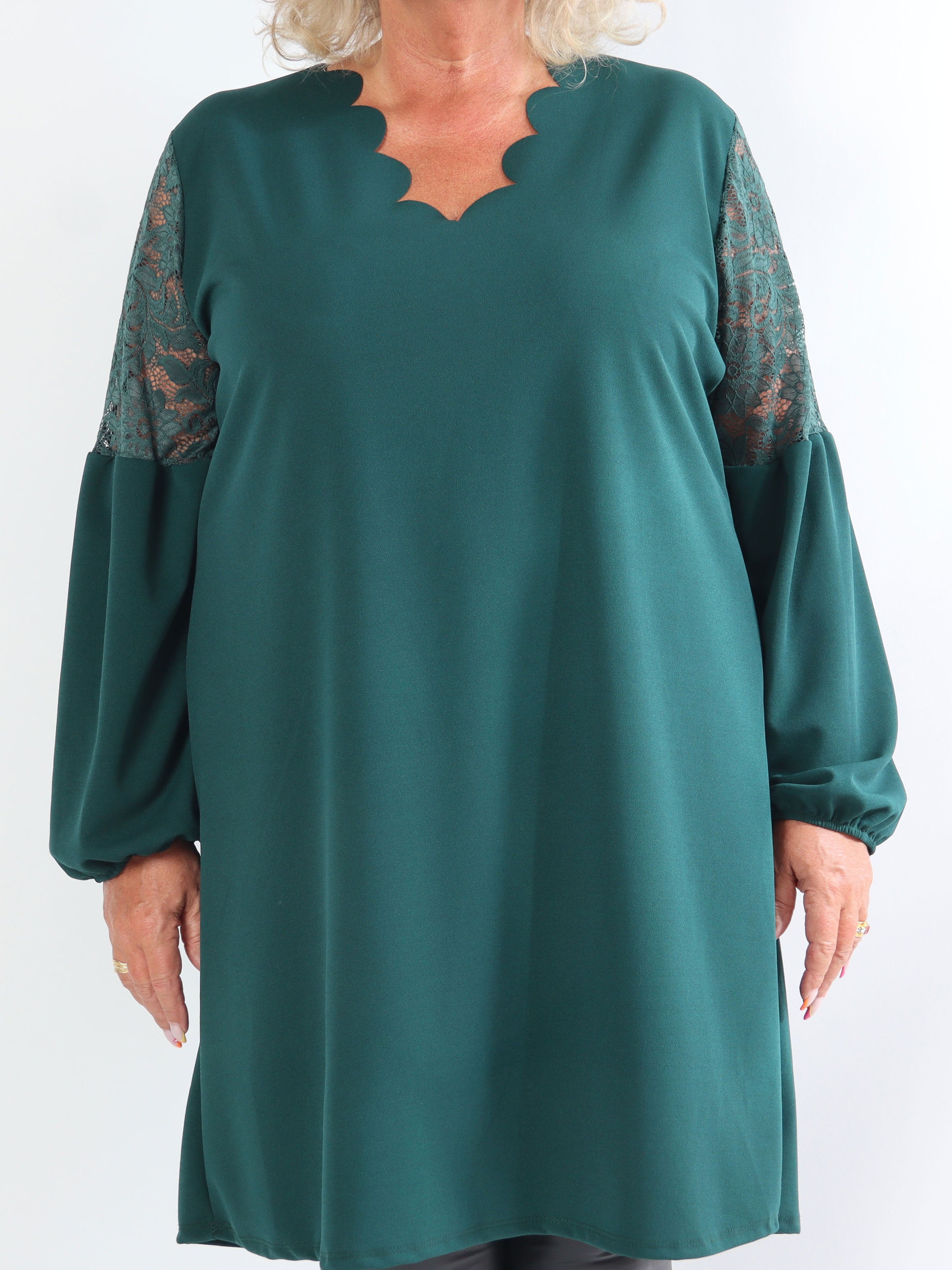 Romance - Fin klänning i plusstorlek med spetsärmar