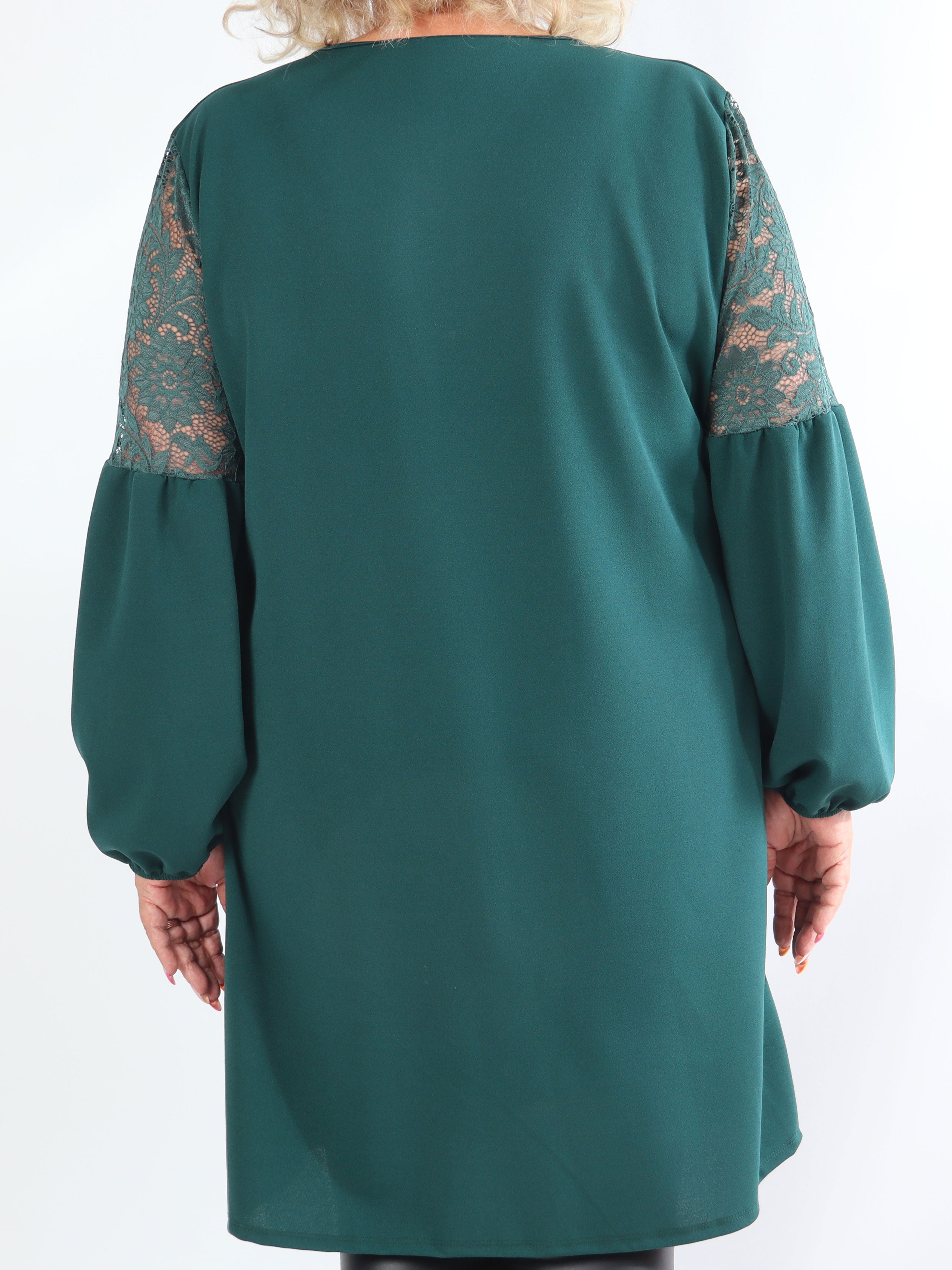 Romance - Fin klänning i plusstorlek med spetsärmar