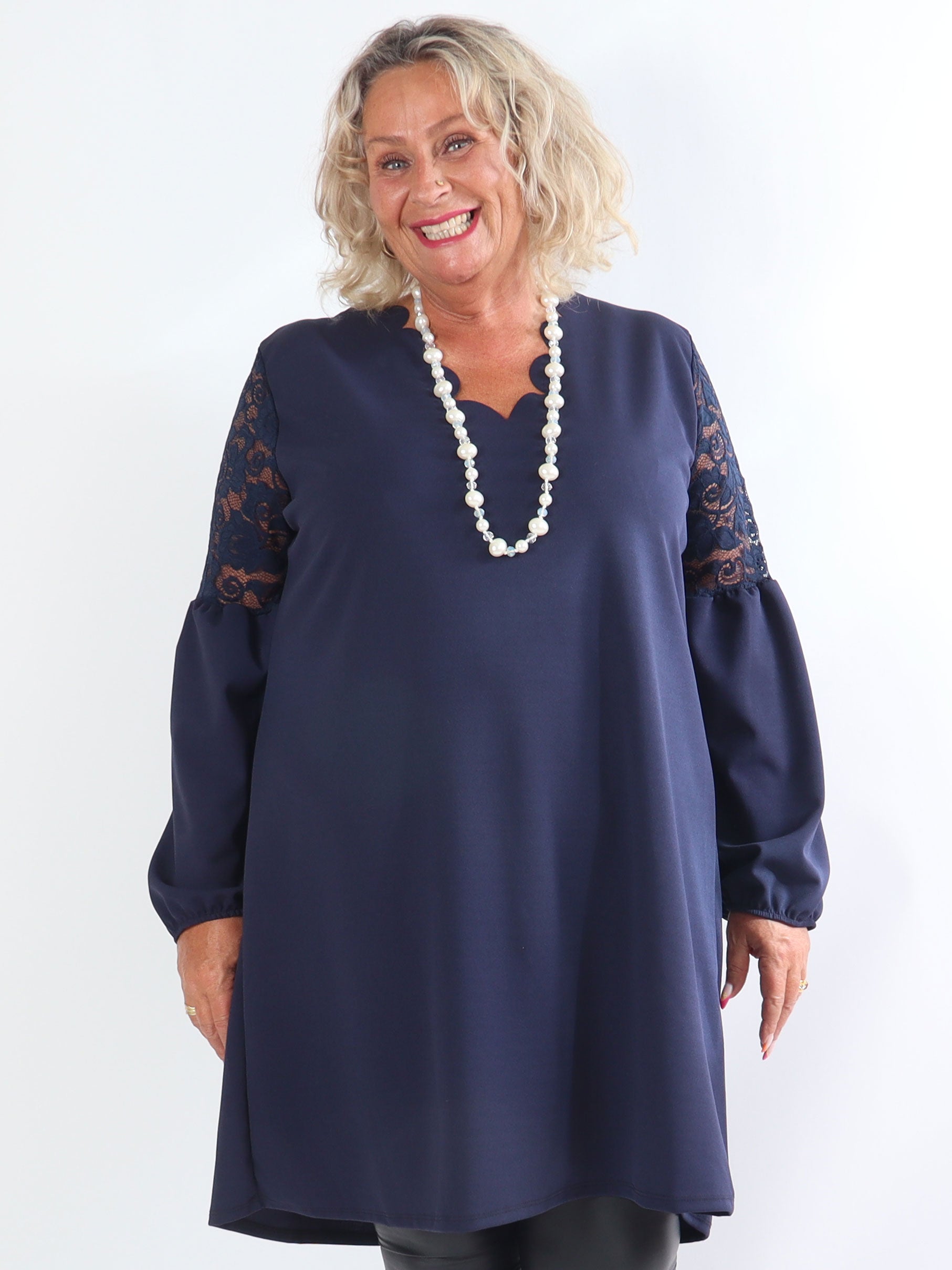 Romance - Fin klänning i plusstorlek med spetsärmar