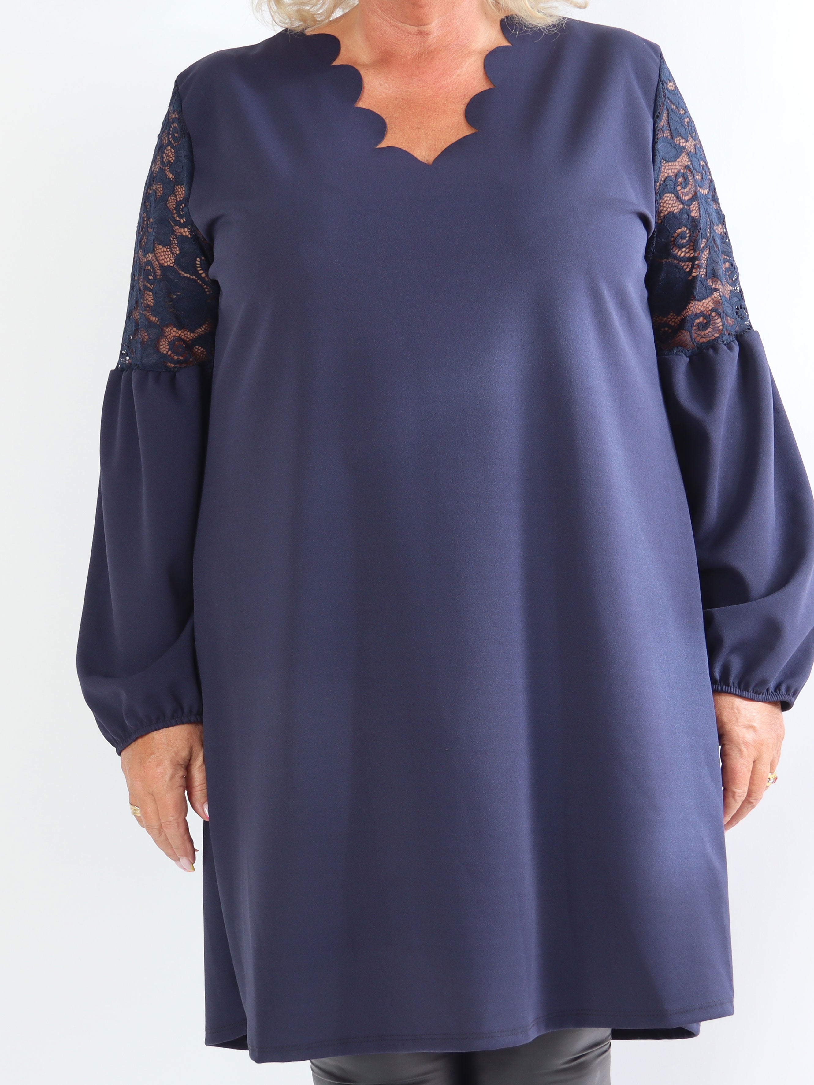 Romance - Fin klänning i plusstorlek med spetsärmar