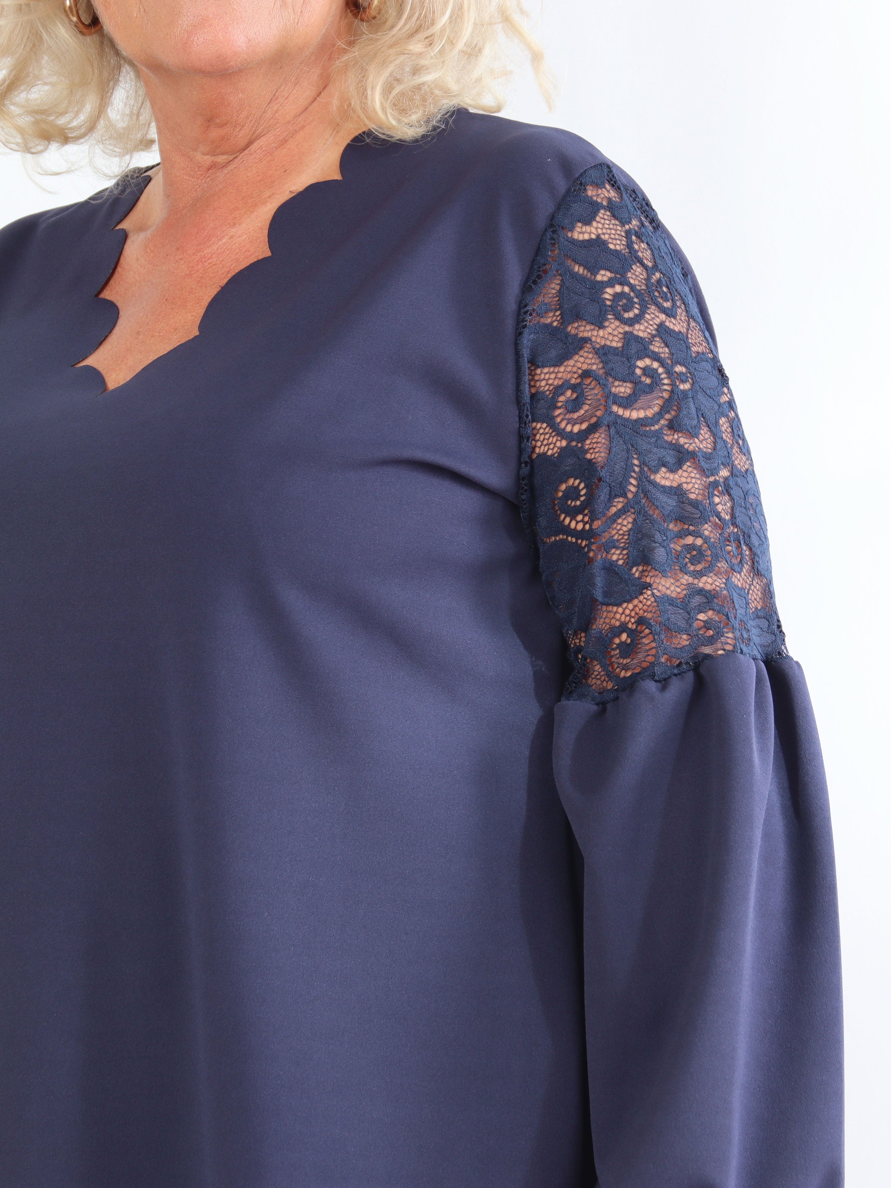 Romance - Fin klänning i plusstorlek med spetsärmar