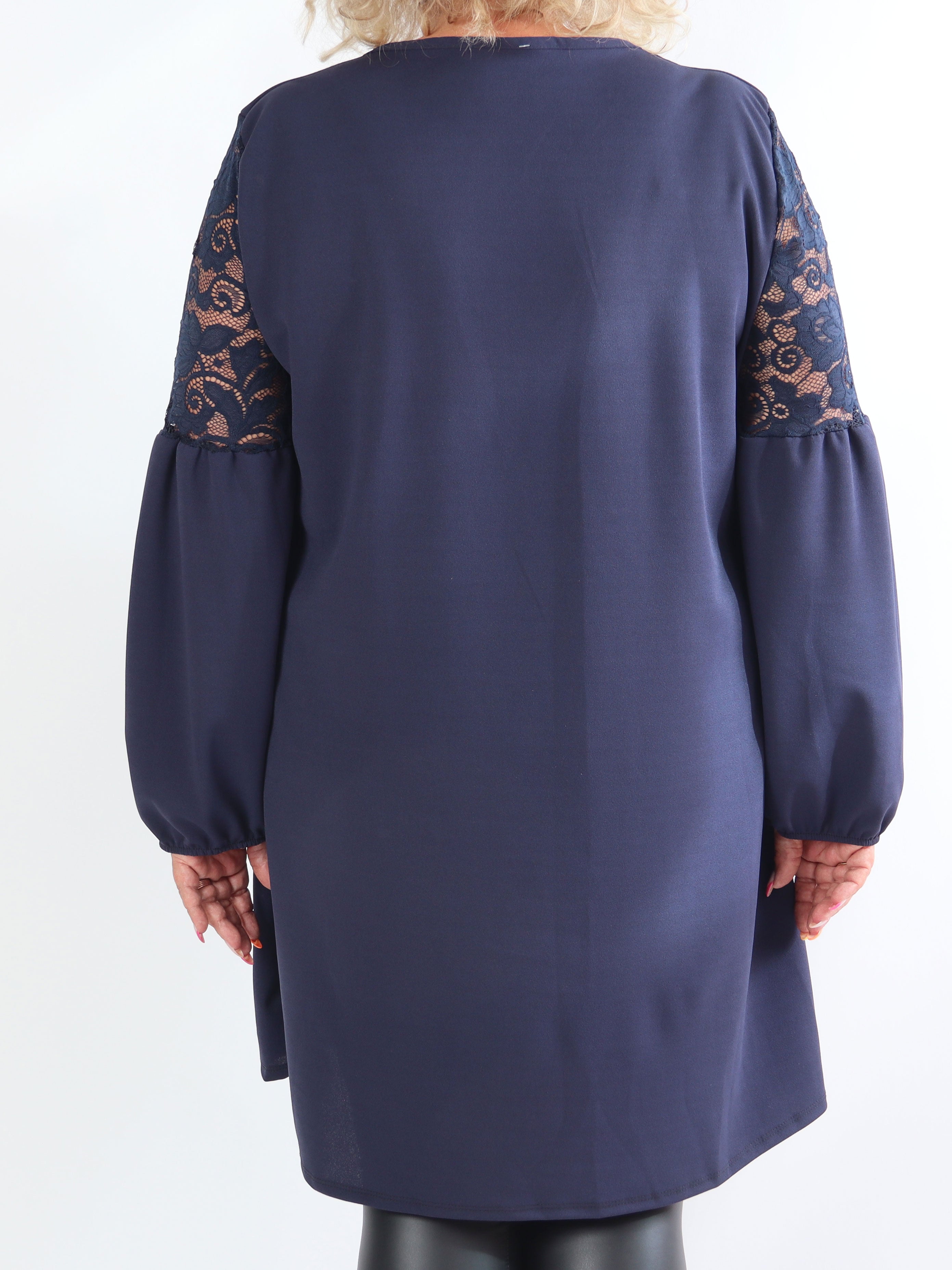 Romance - Fin klänning i plusstorlek med spetsärmar