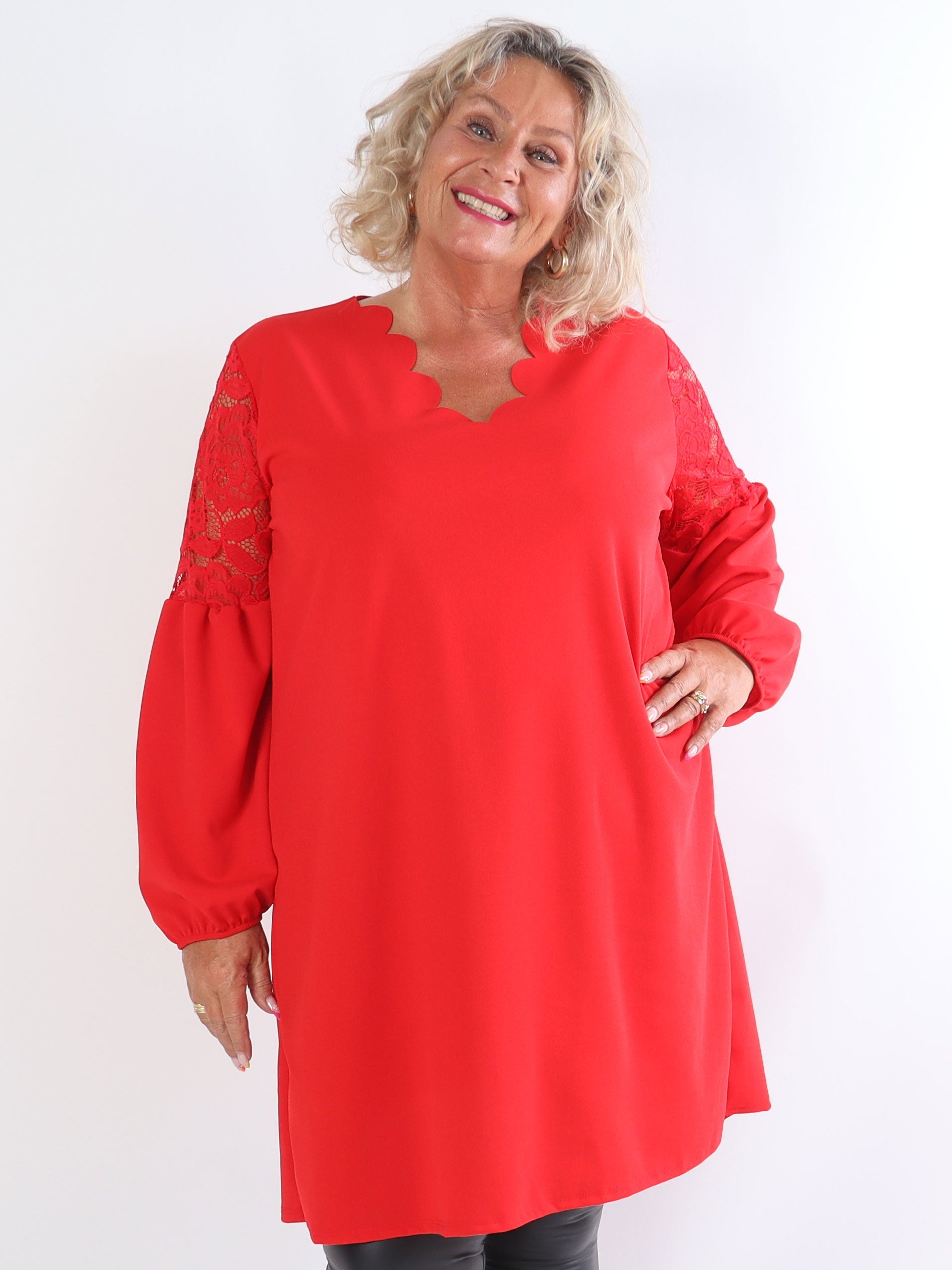 Romance - Fin klänning i plusstorlek med spetsärmar