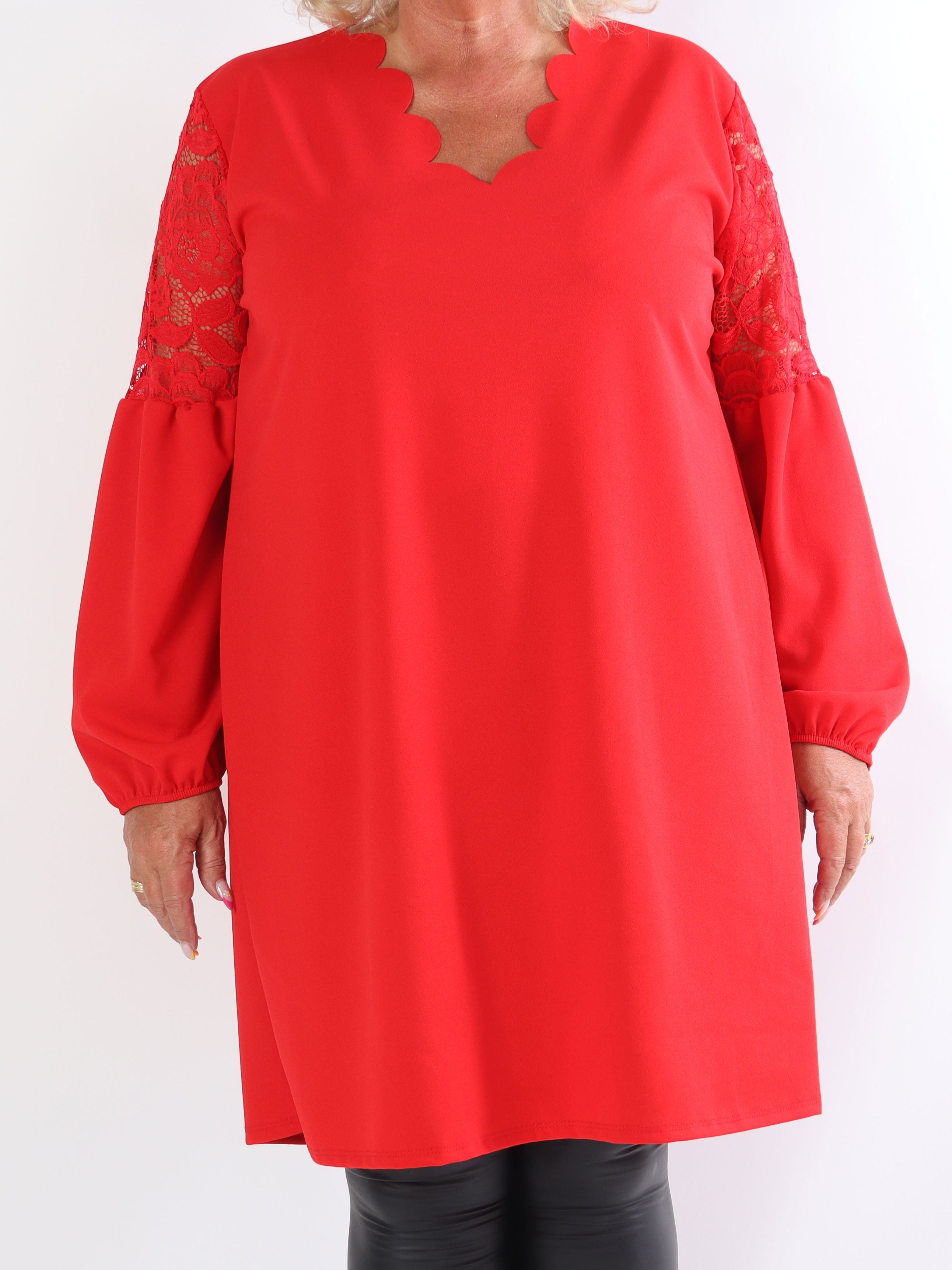 Romance - Fin klänning i plusstorlek med spetsärmar