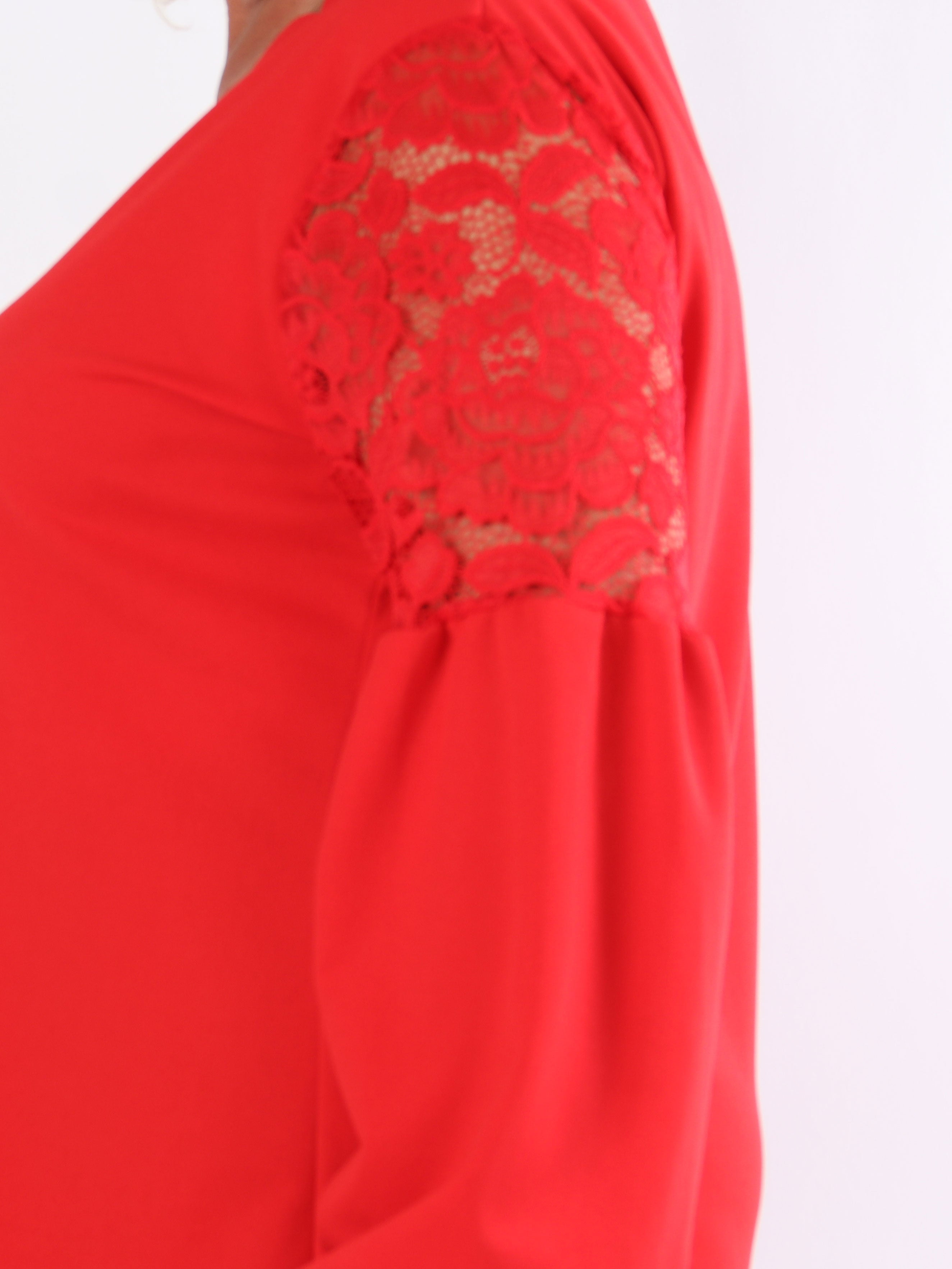 Romance - Fin klänning i plusstorlek med spetsärmar