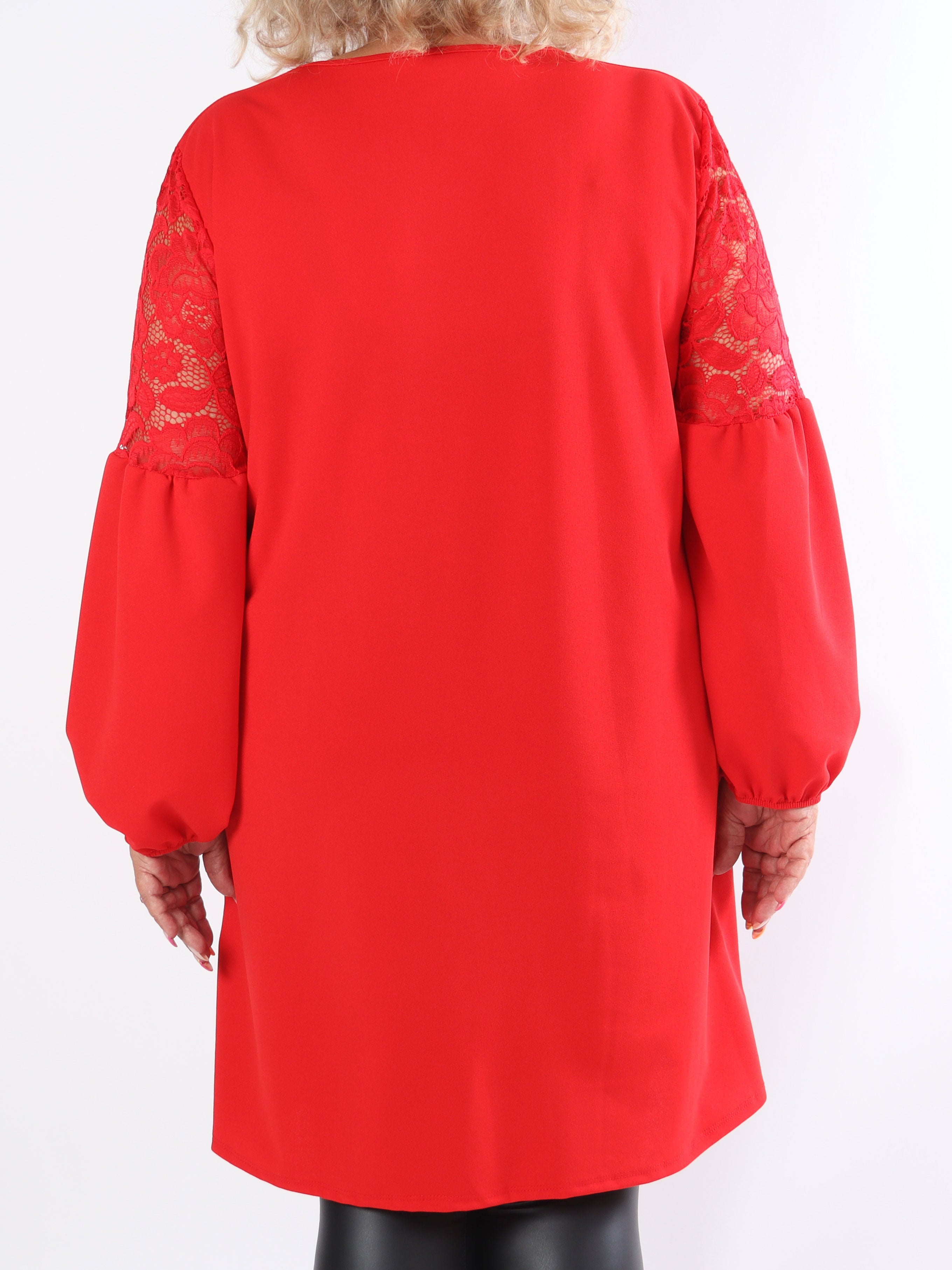 Romance - Fin klänning i plusstorlek med spetsärmar