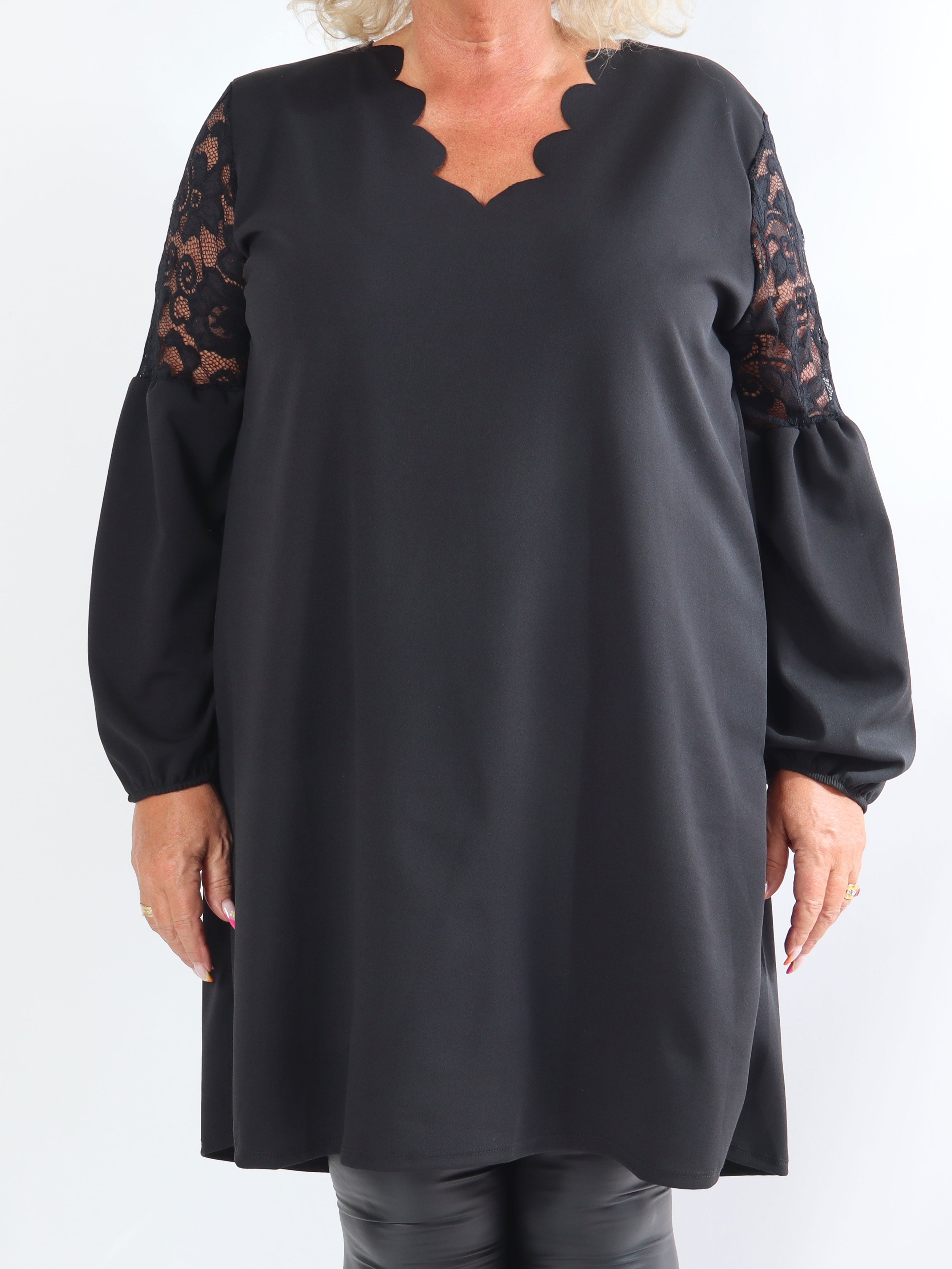 Romance - Fin klänning i plusstorlek med spetsärmar