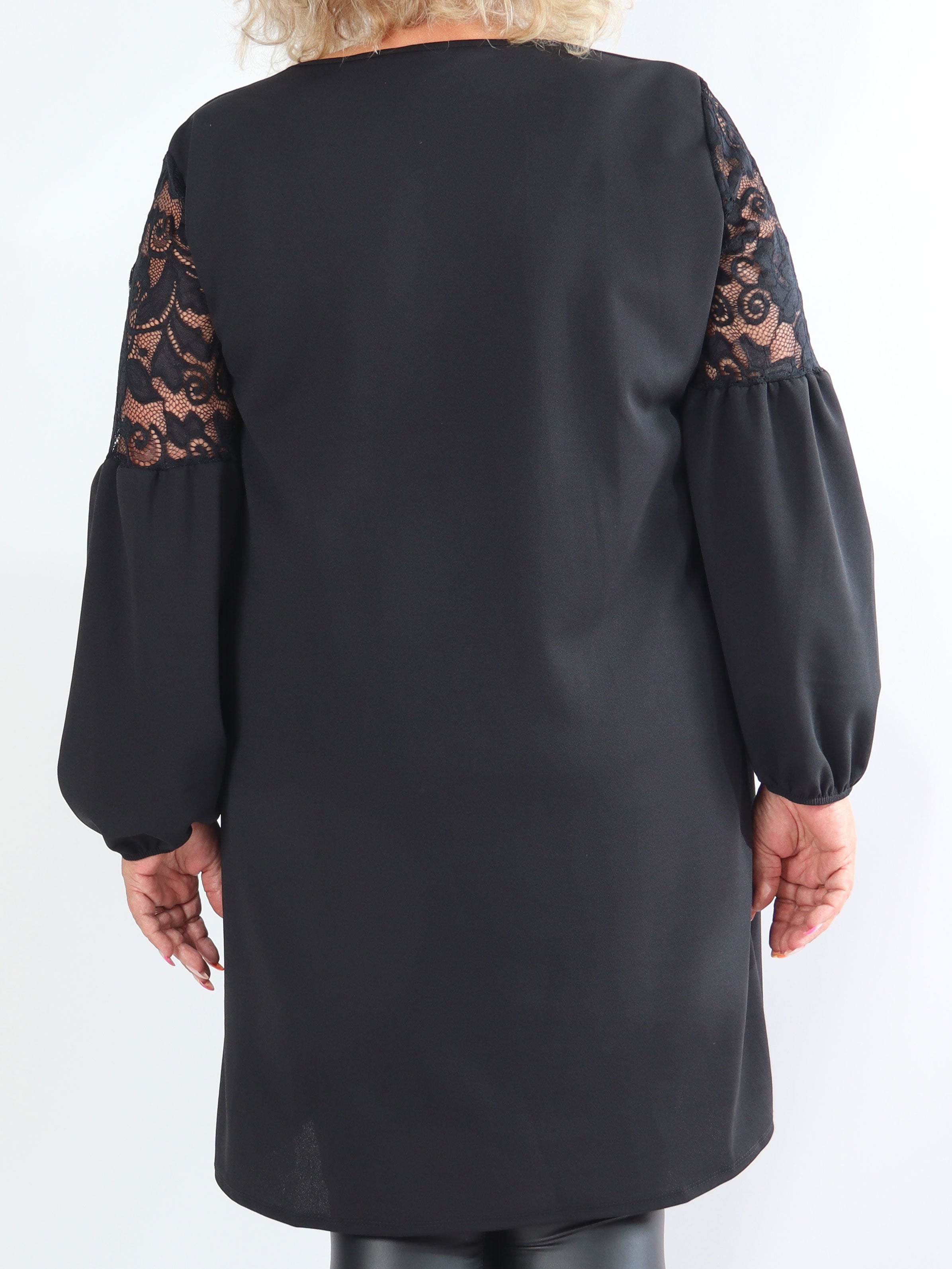 Romance - Fin klänning i plusstorlek med spetsärmar