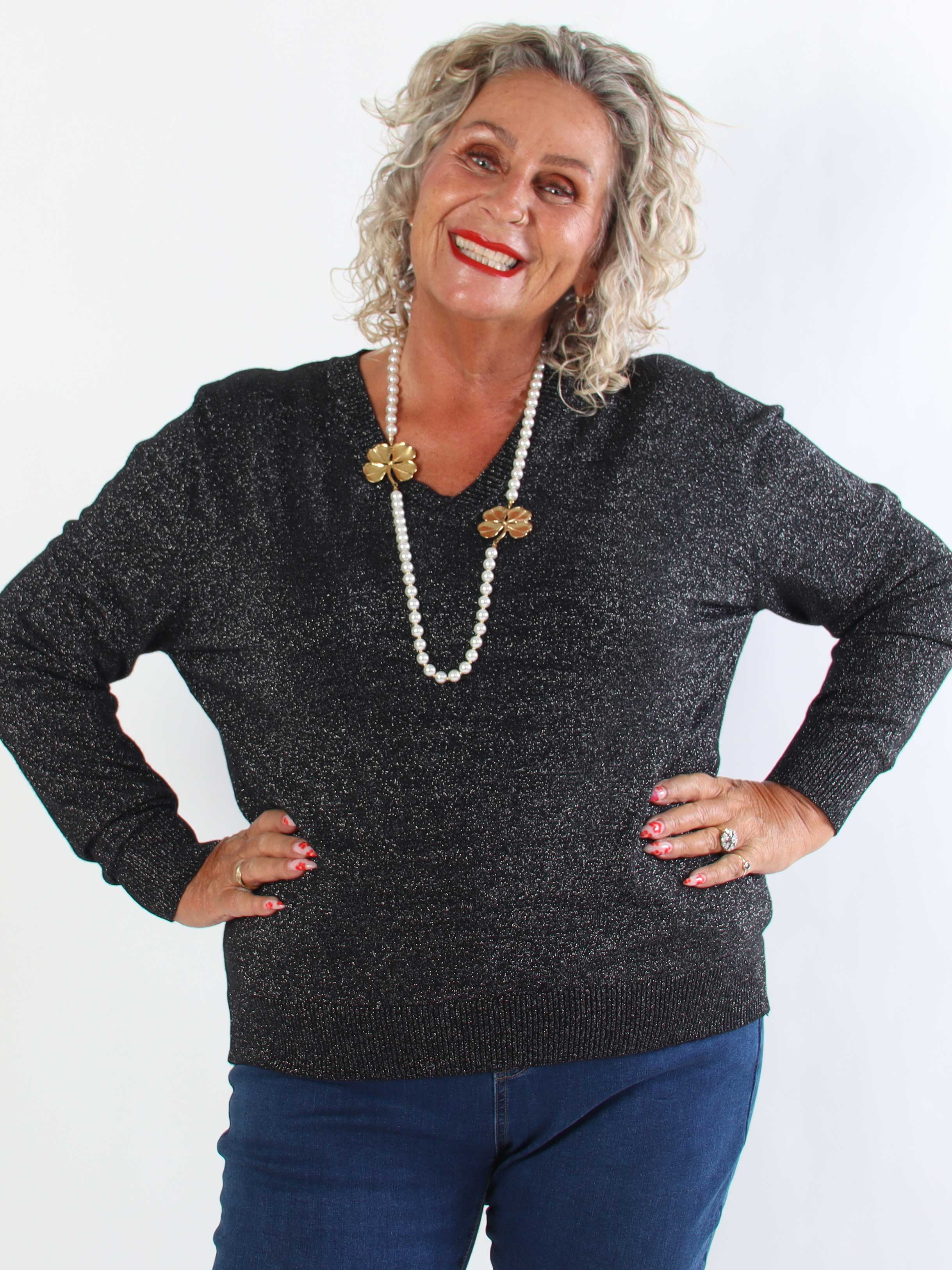 Ronja - Feminin strikbluse med fine glittertråde og en elegant V-udskæring
