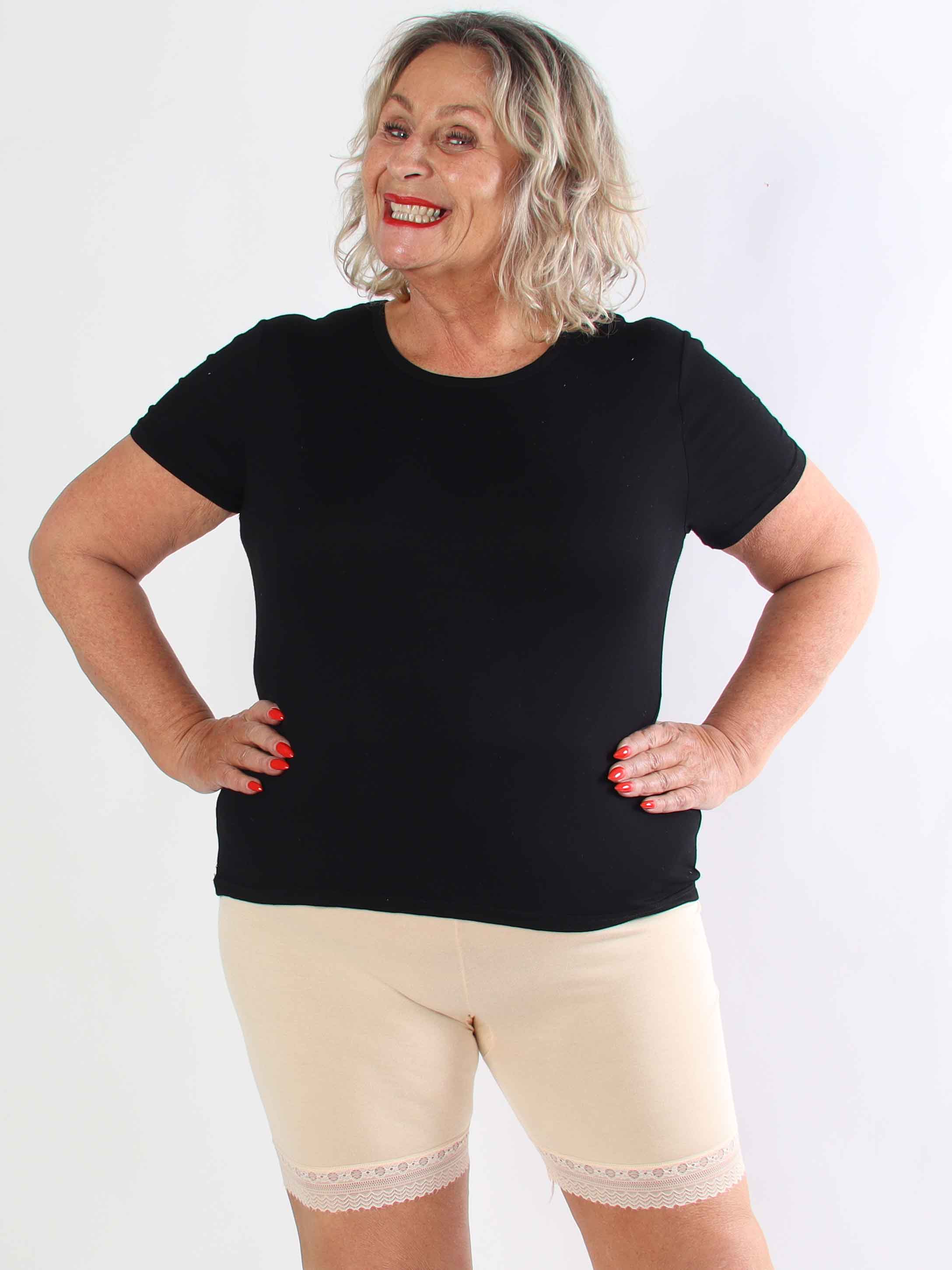 Rory - Bløde plus size cykelshorts i viskose med fin blondekant for et feminint touch