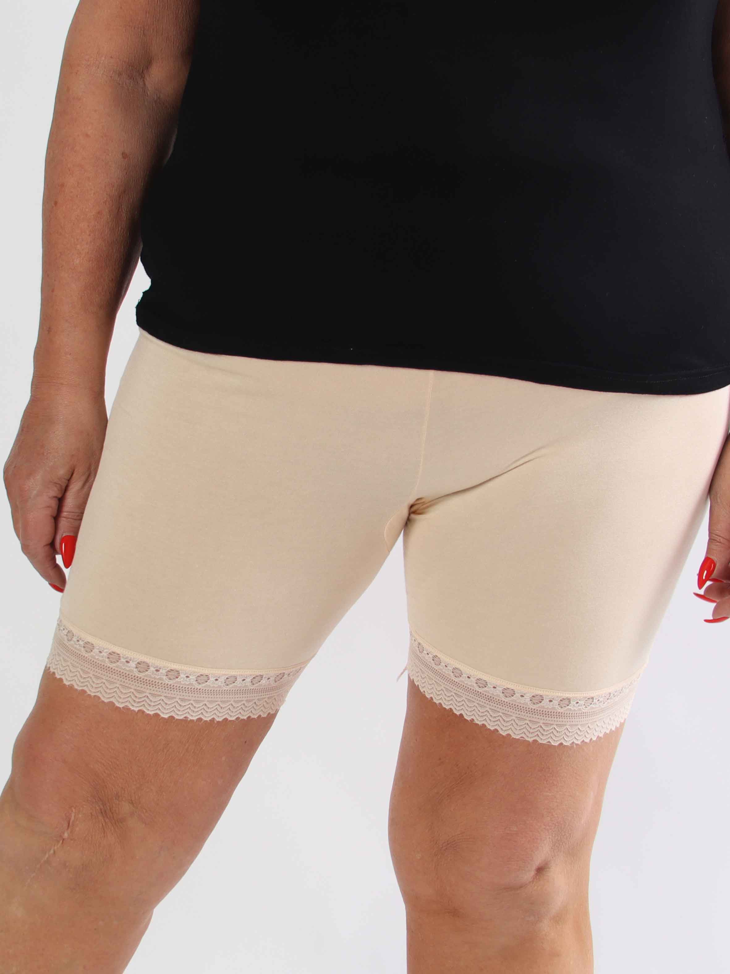 Rory - Bløde plus size cykelshorts i viskose med fin blondekant for et feminint touch