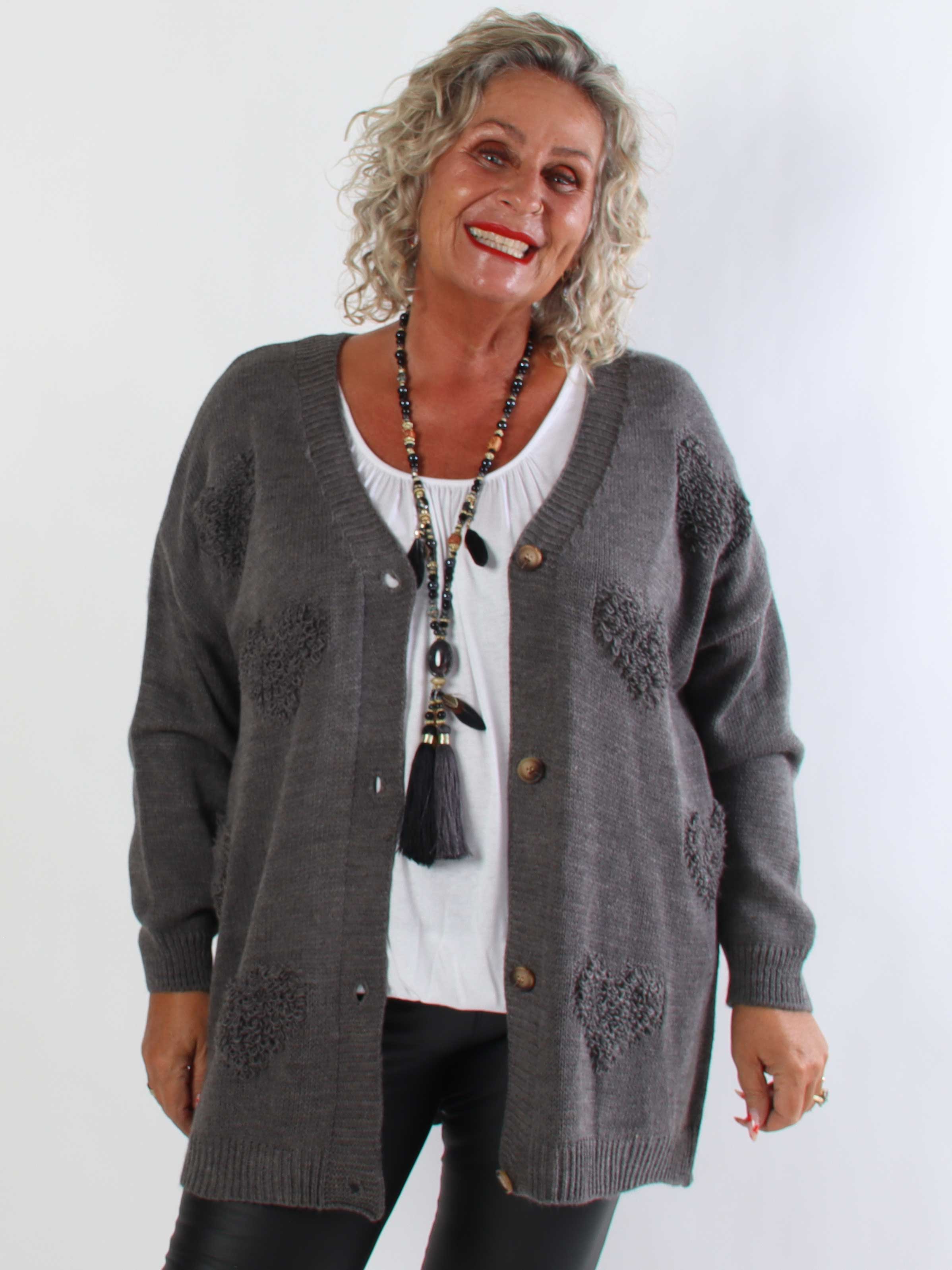 Rosaline - Sød plus size strikcardigan med fine hjerter og knaplukning
