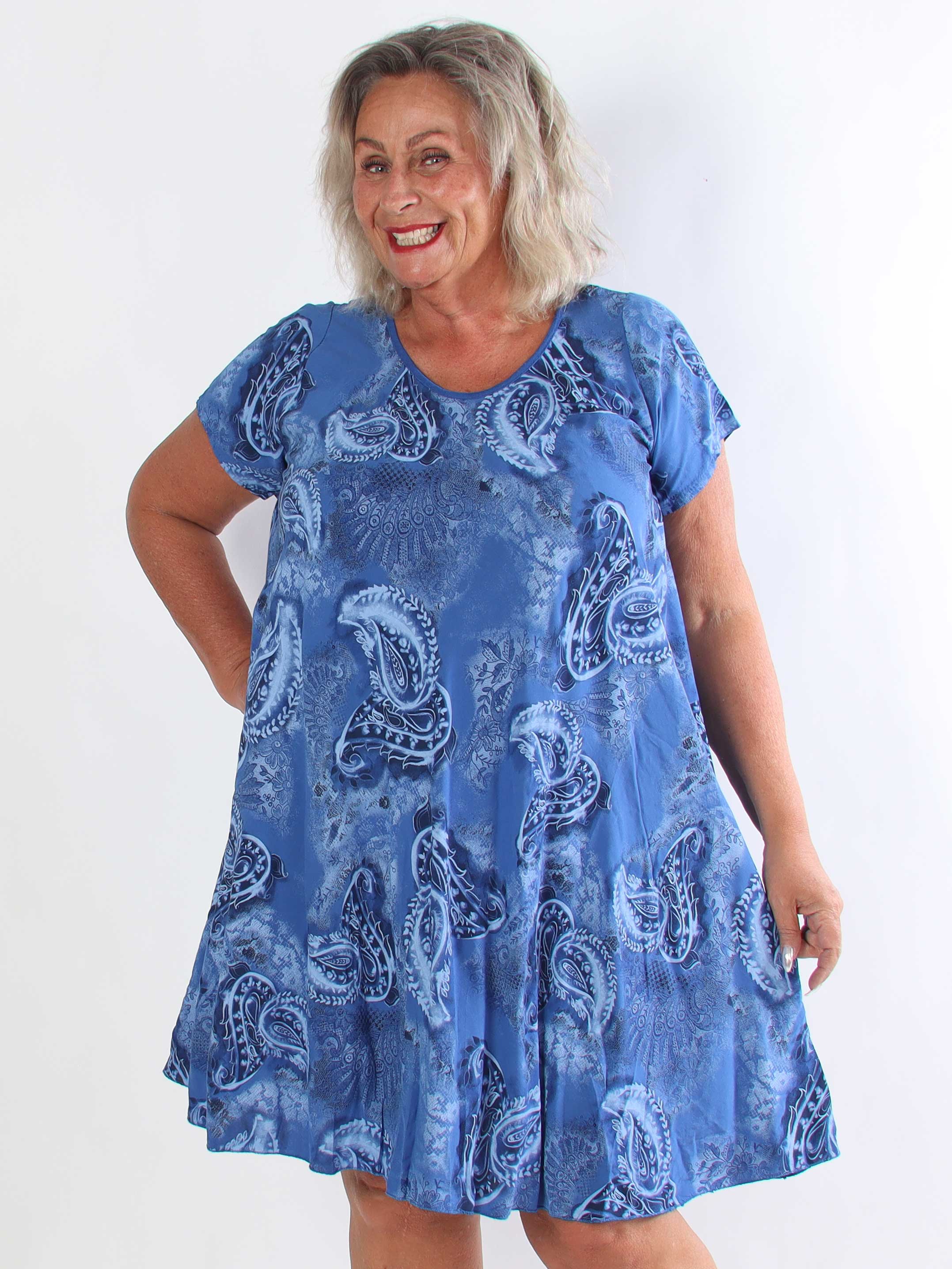 Roselin - Kort plus size t-shirtkjole i viskose med mønster