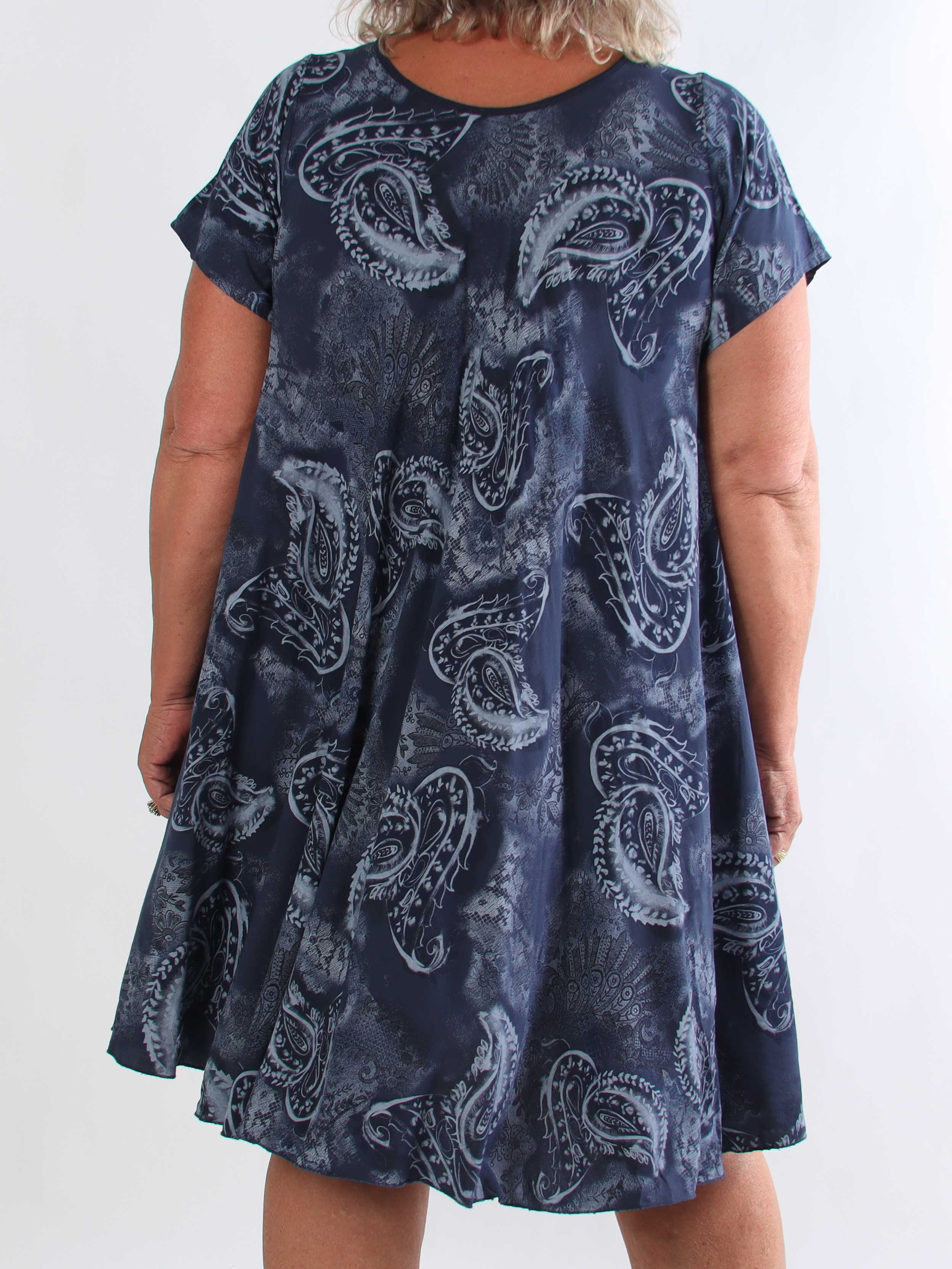 Roselin - Kort plus size t-shirtkjole i viskose med mønster