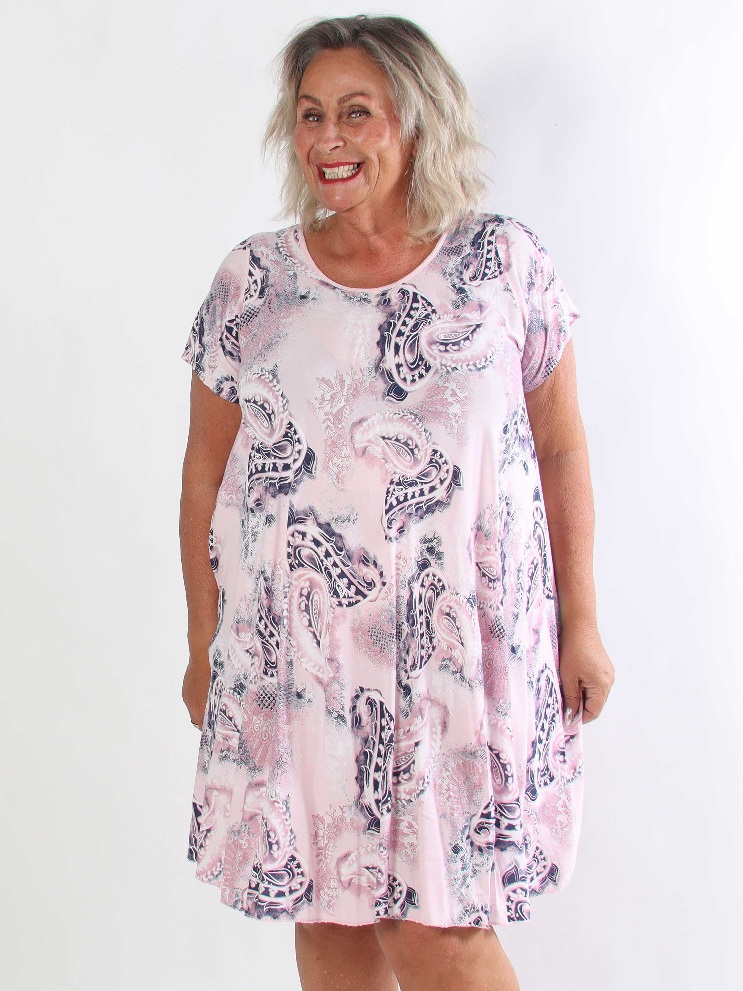 Roselin - Kort plus size t-shirtkjole i viskose med mønster