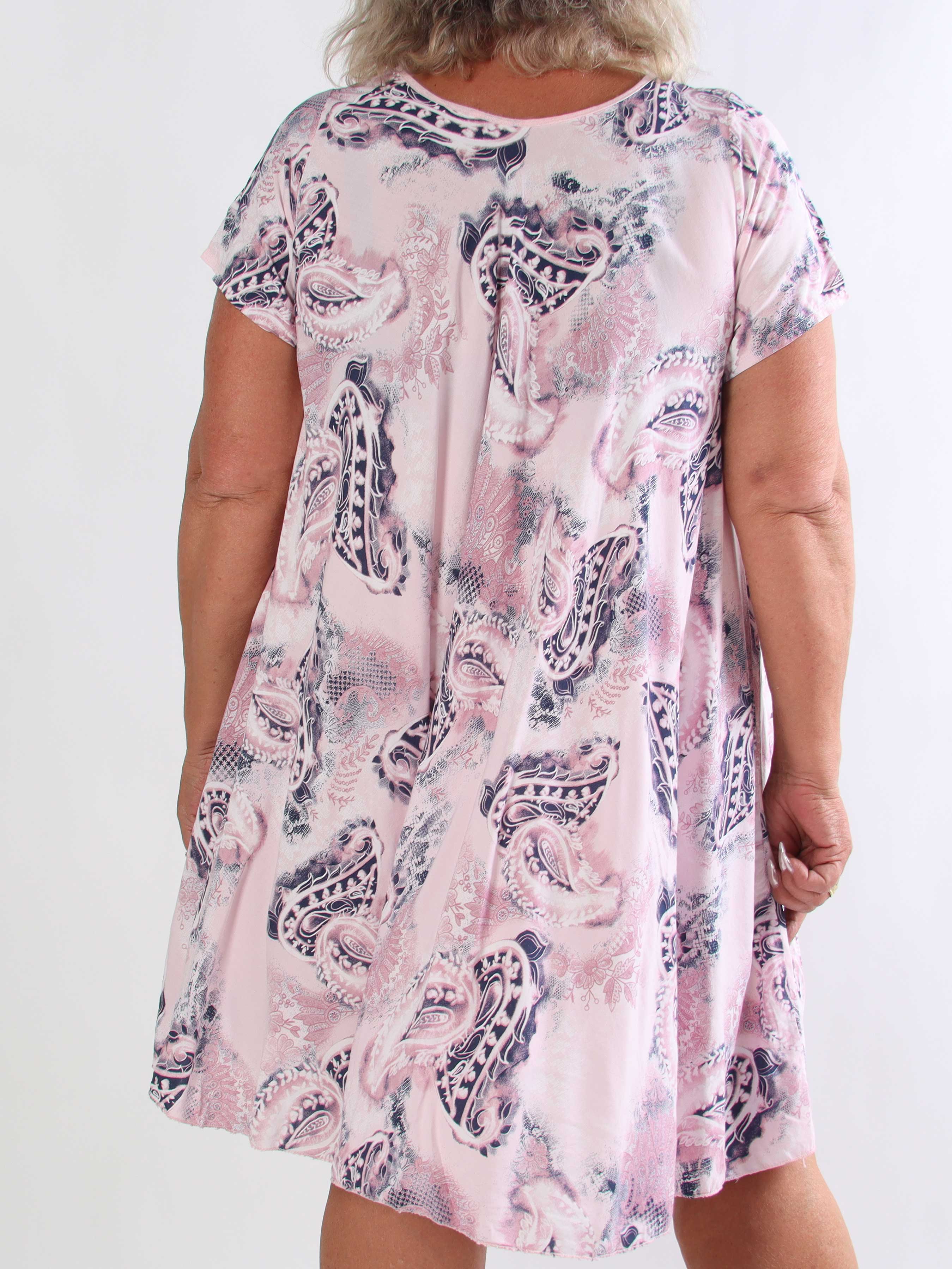 Roselin - Kort plus size t-shirtkjole i viskose med mønster