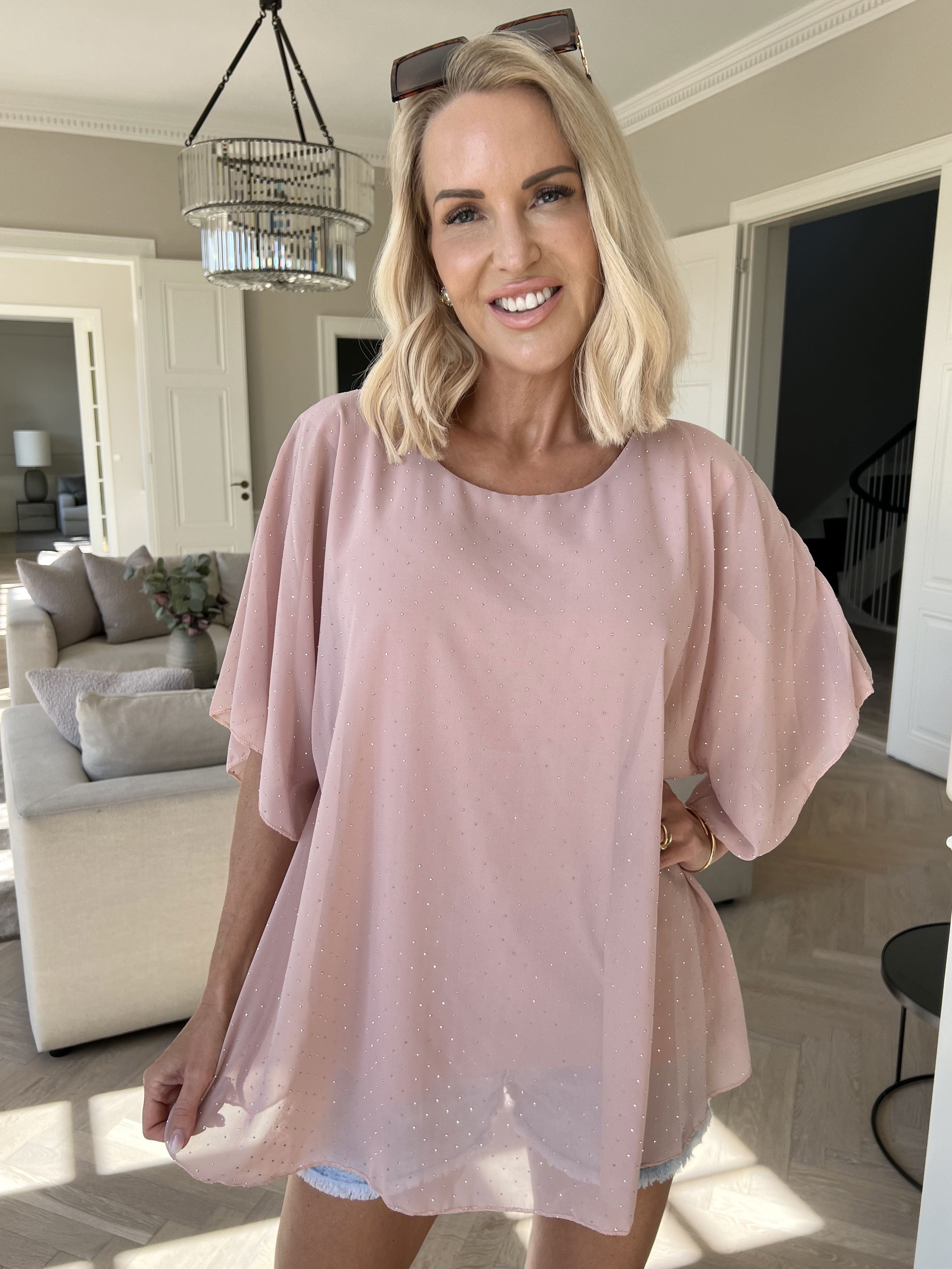 Rosie -Söt viskos blus med chiffonglager och strass