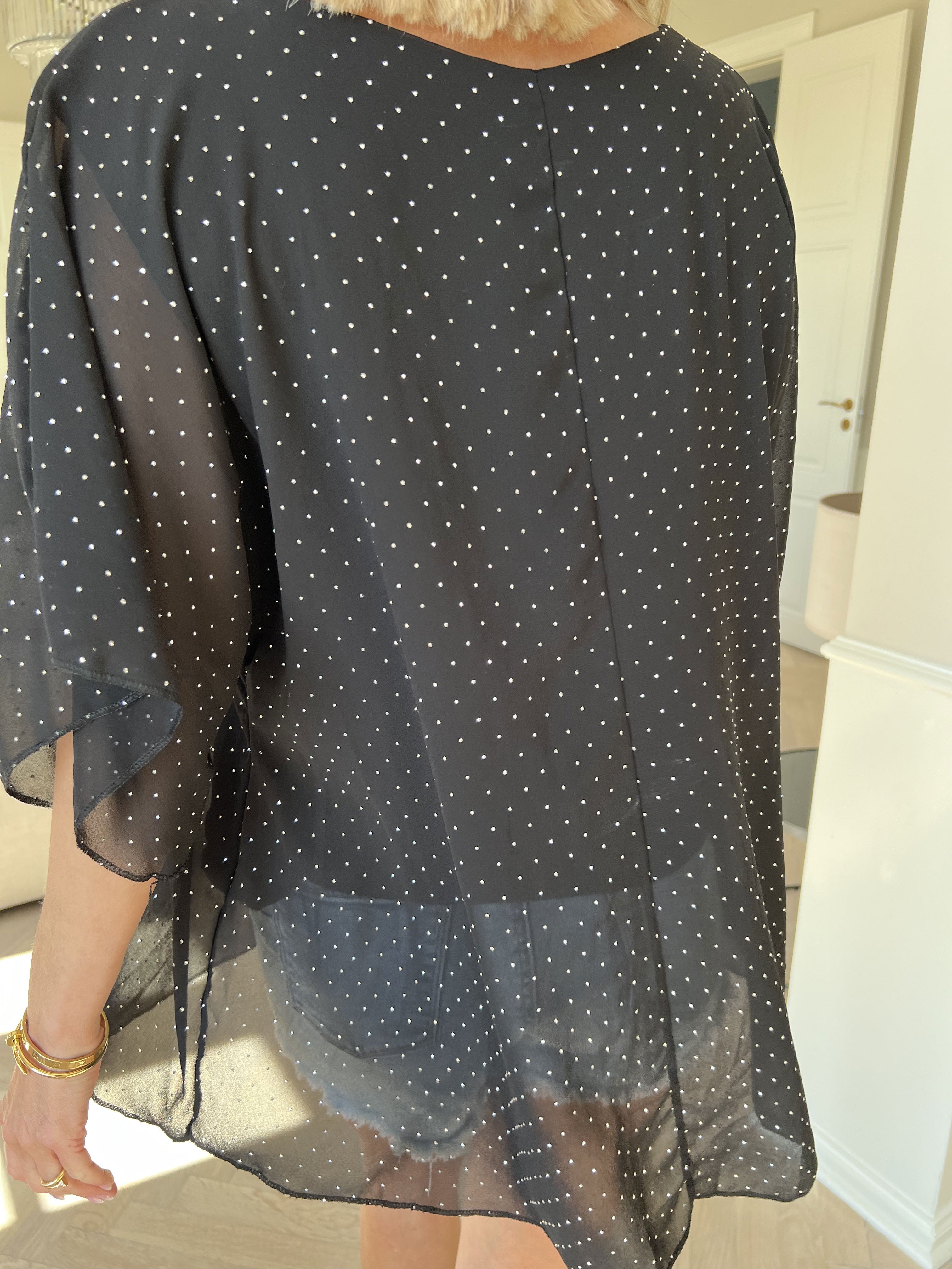 Rosie -Söt viskos blus med chiffonglager och strass