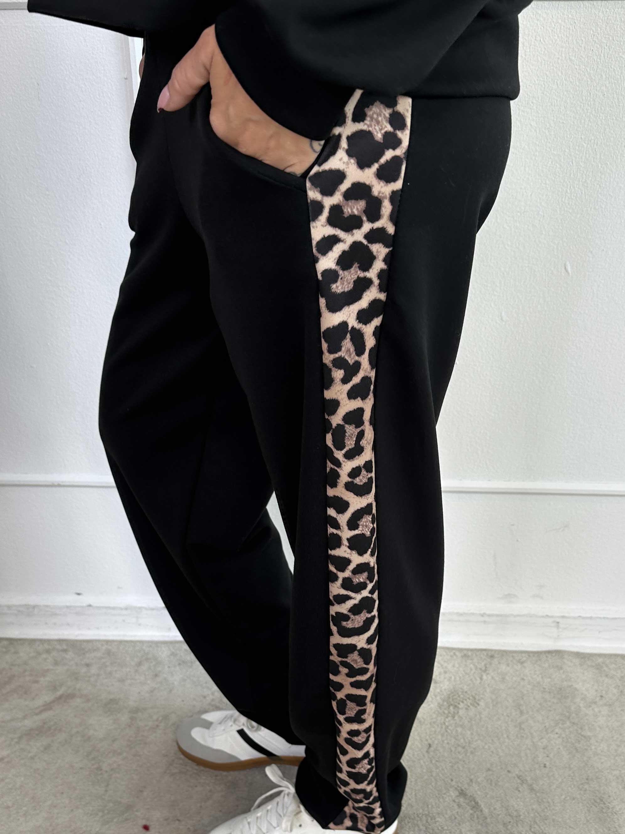 Rosita - Joggingsæt med striber af leopardprint