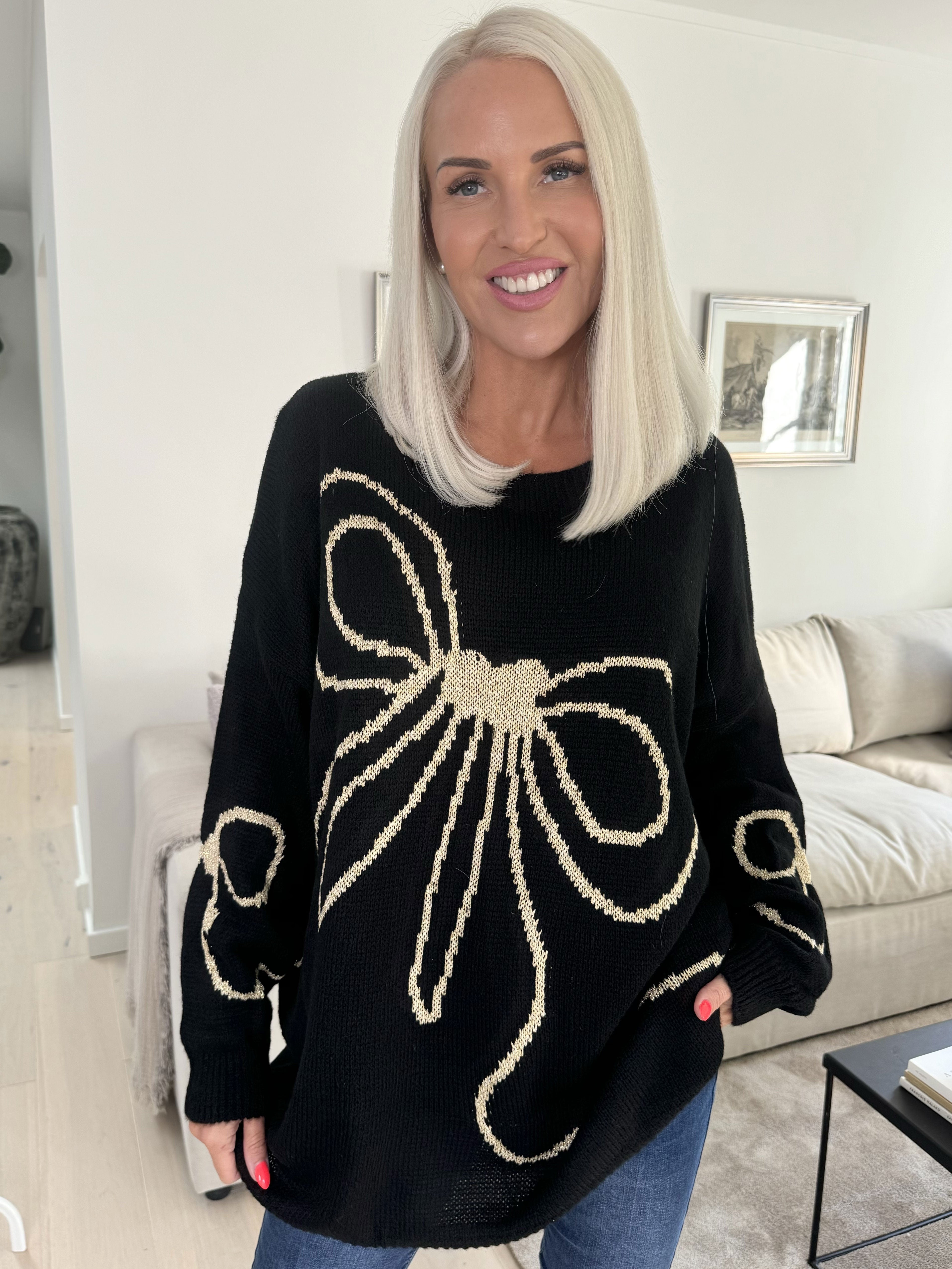 Ruby - Stickad tröja med ull och rosett i guldtråd