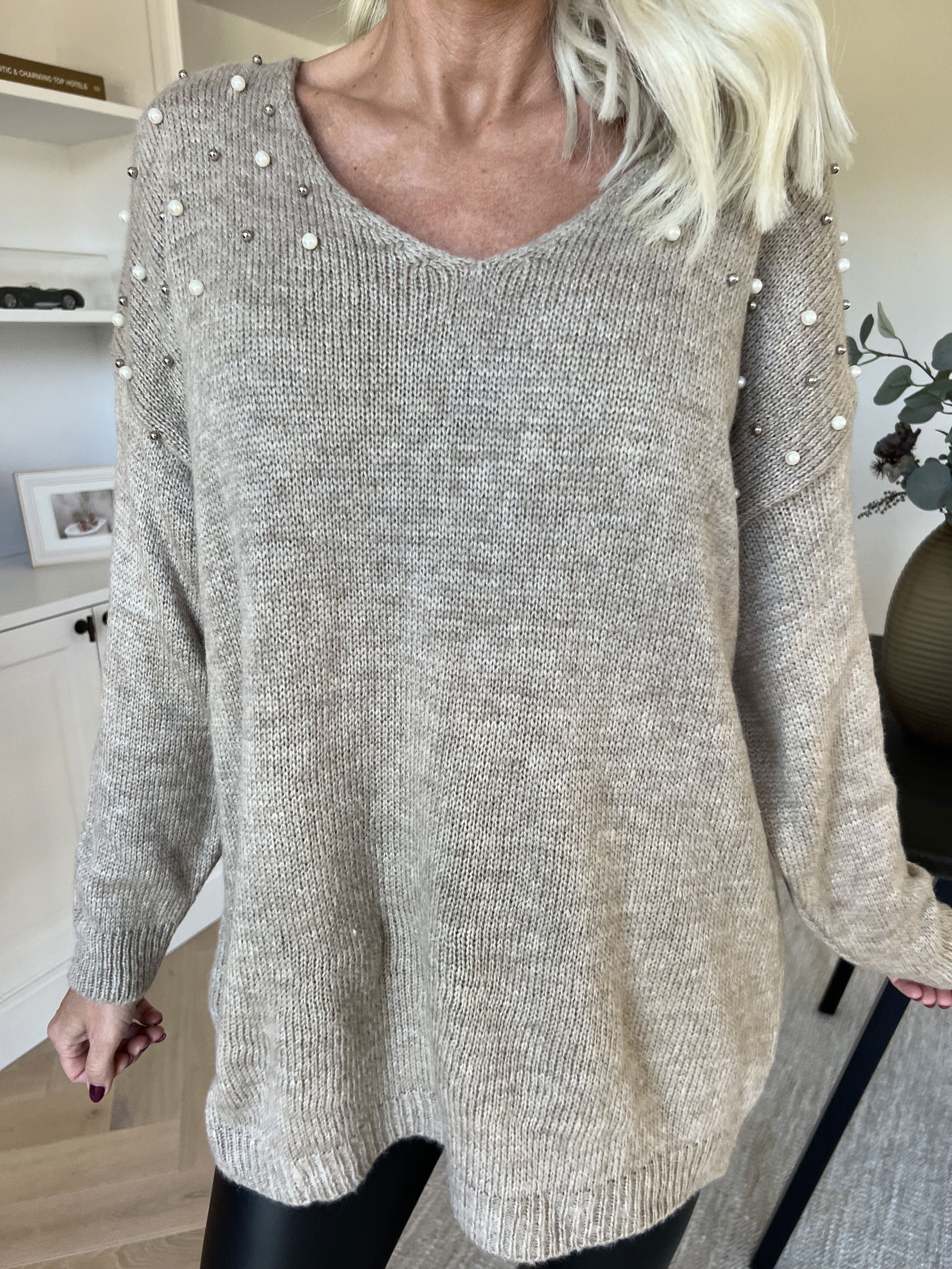 Rydika - Enfärgad stickad tröja dekorerad med fina pärlor