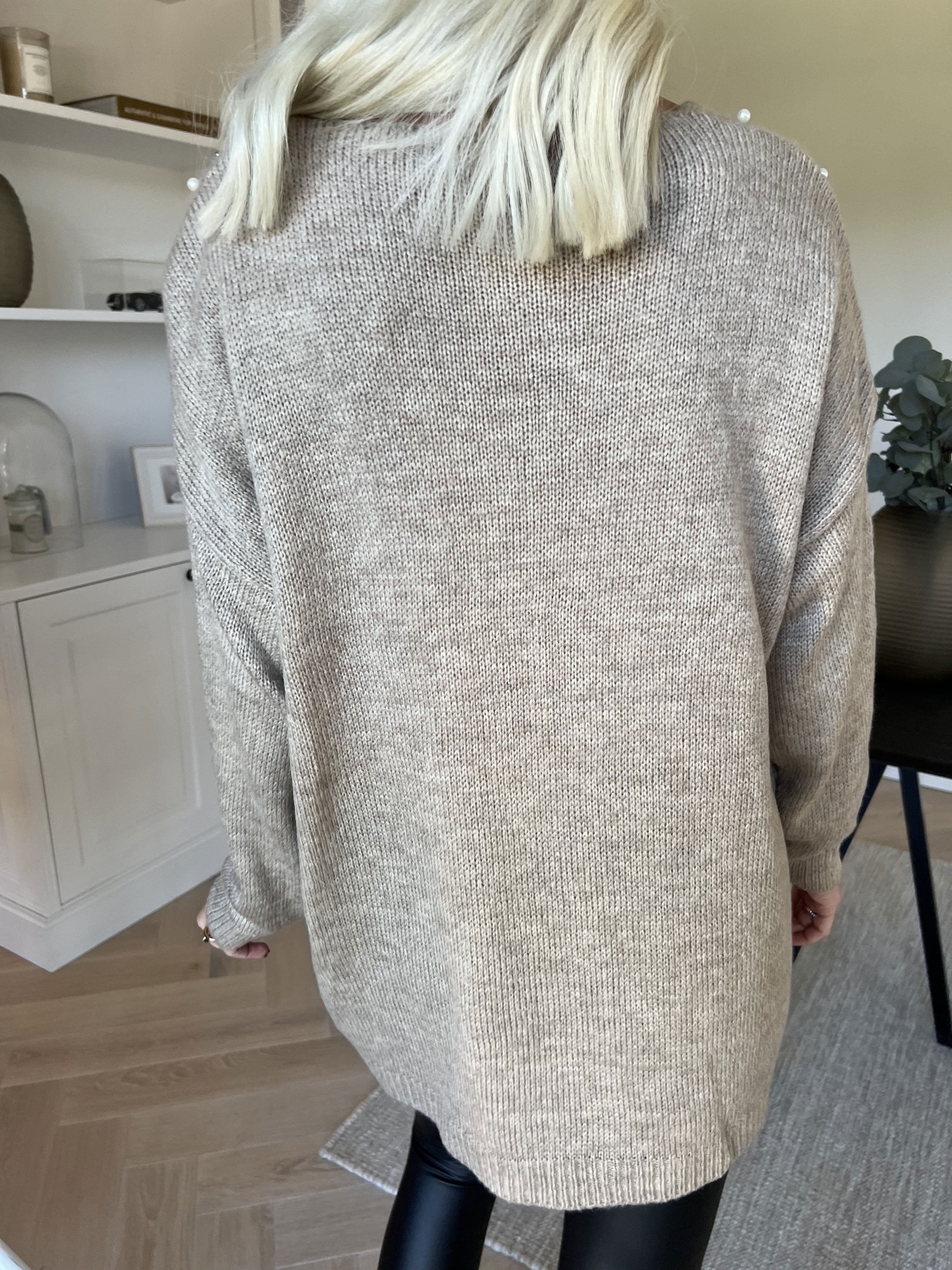 Rydika - Enfärgad stickad tröja dekorerad med fina pärlor