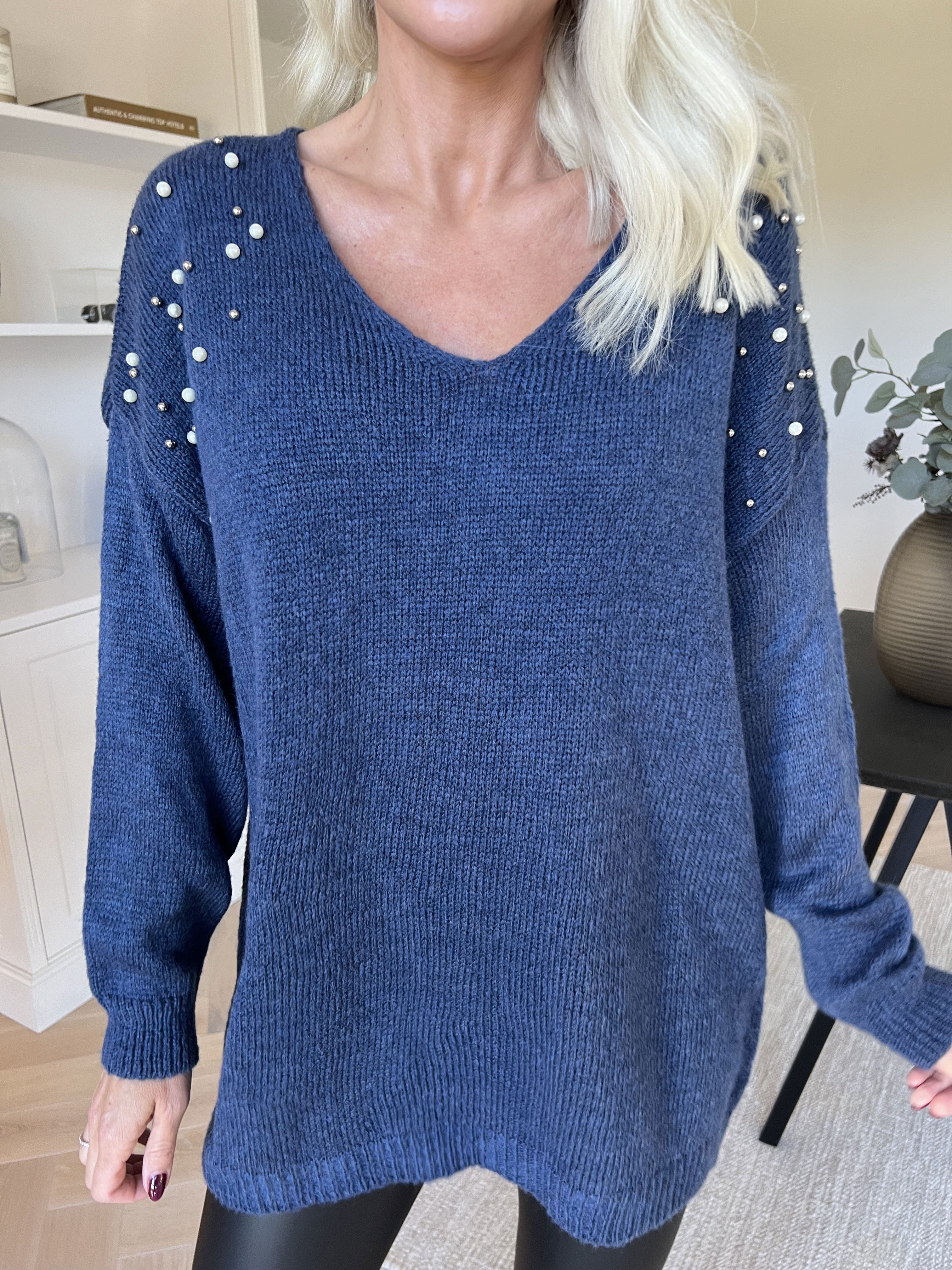 Rydika - Enfärgad stickad tröja dekorerad med fina pärlor