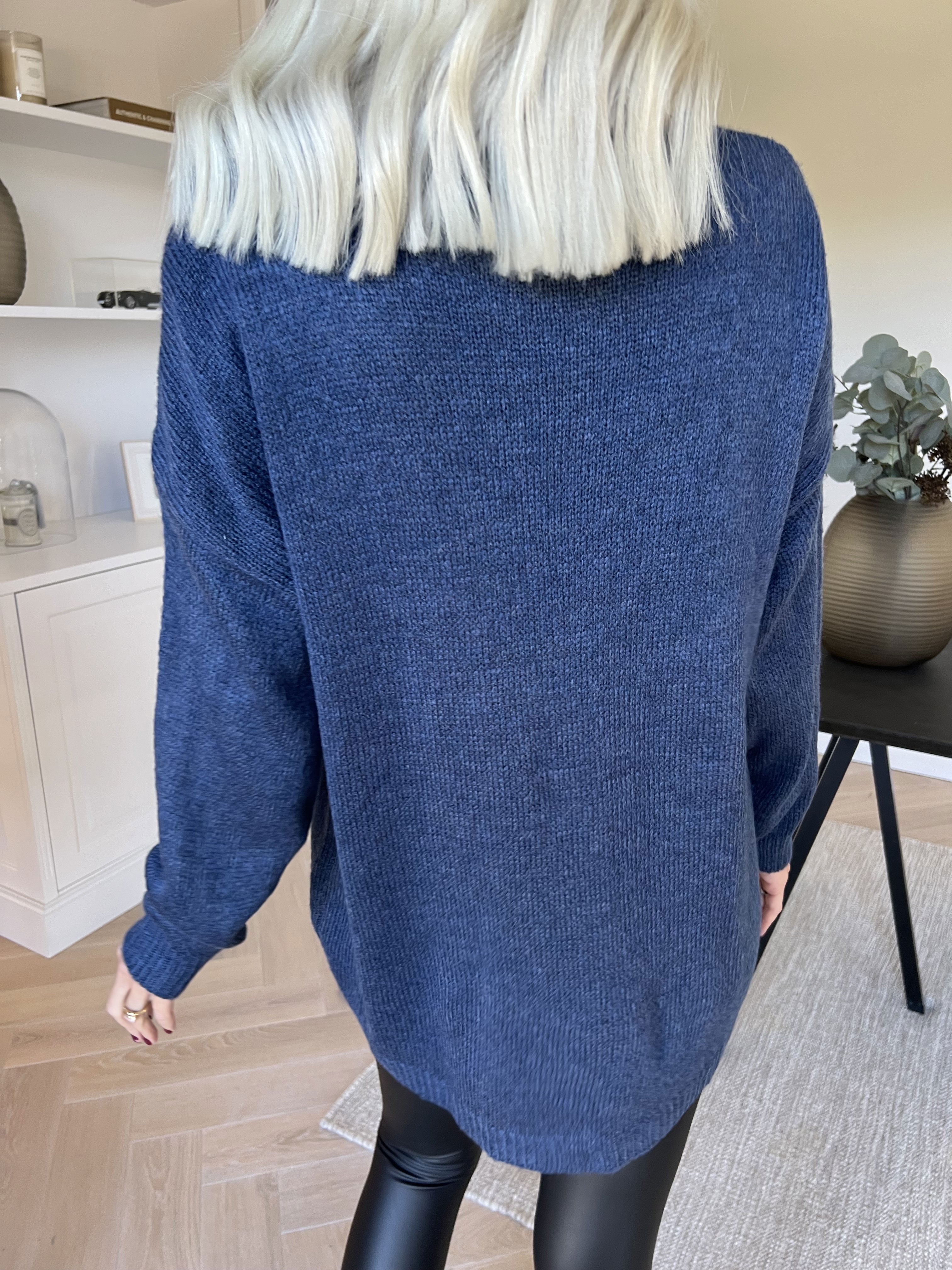 Rydika - Enfärgad stickad tröja dekorerad med fina pärlor