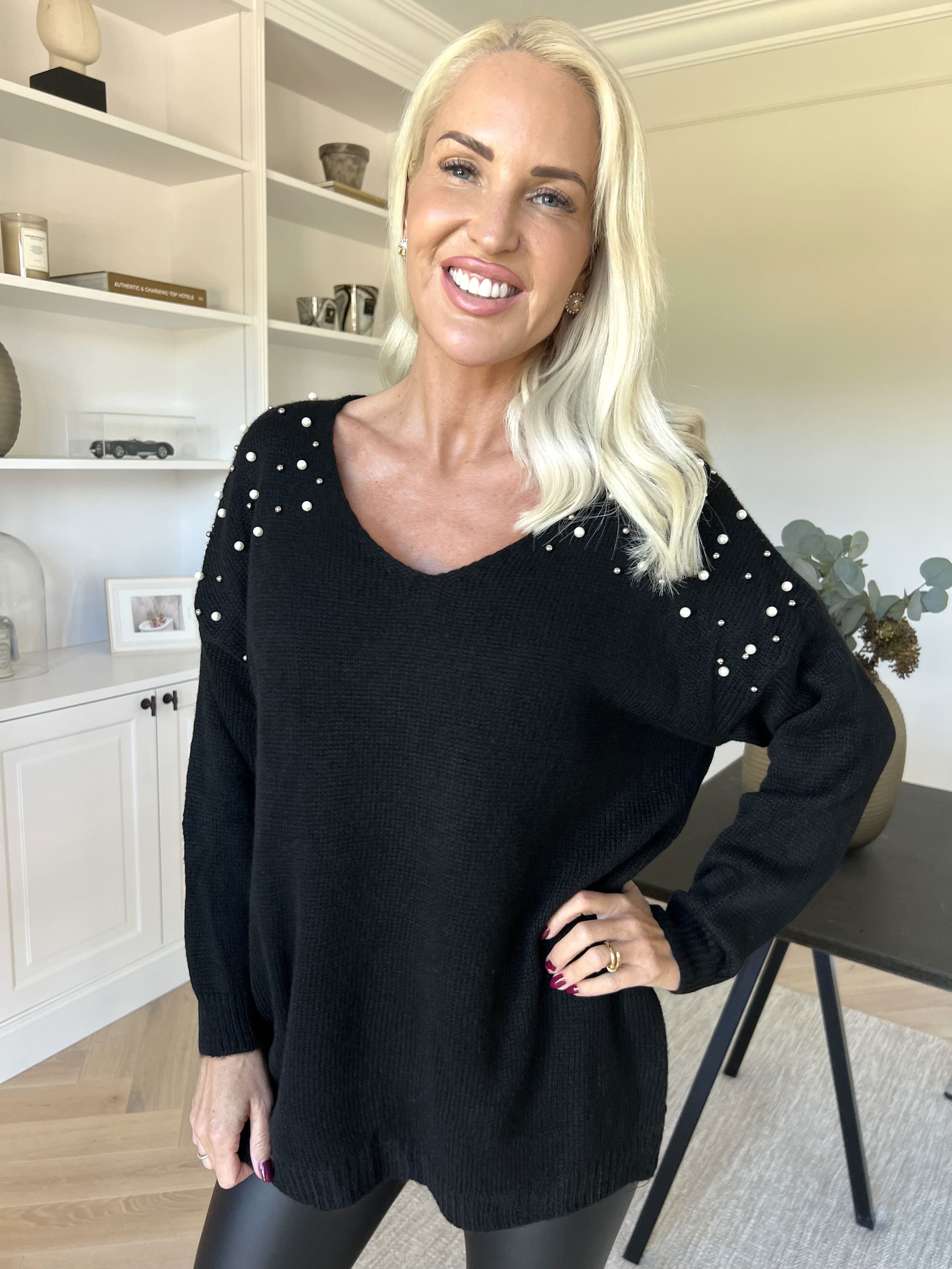 Rydika - Enfärgad stickad tröja dekorerad med fina pärlor