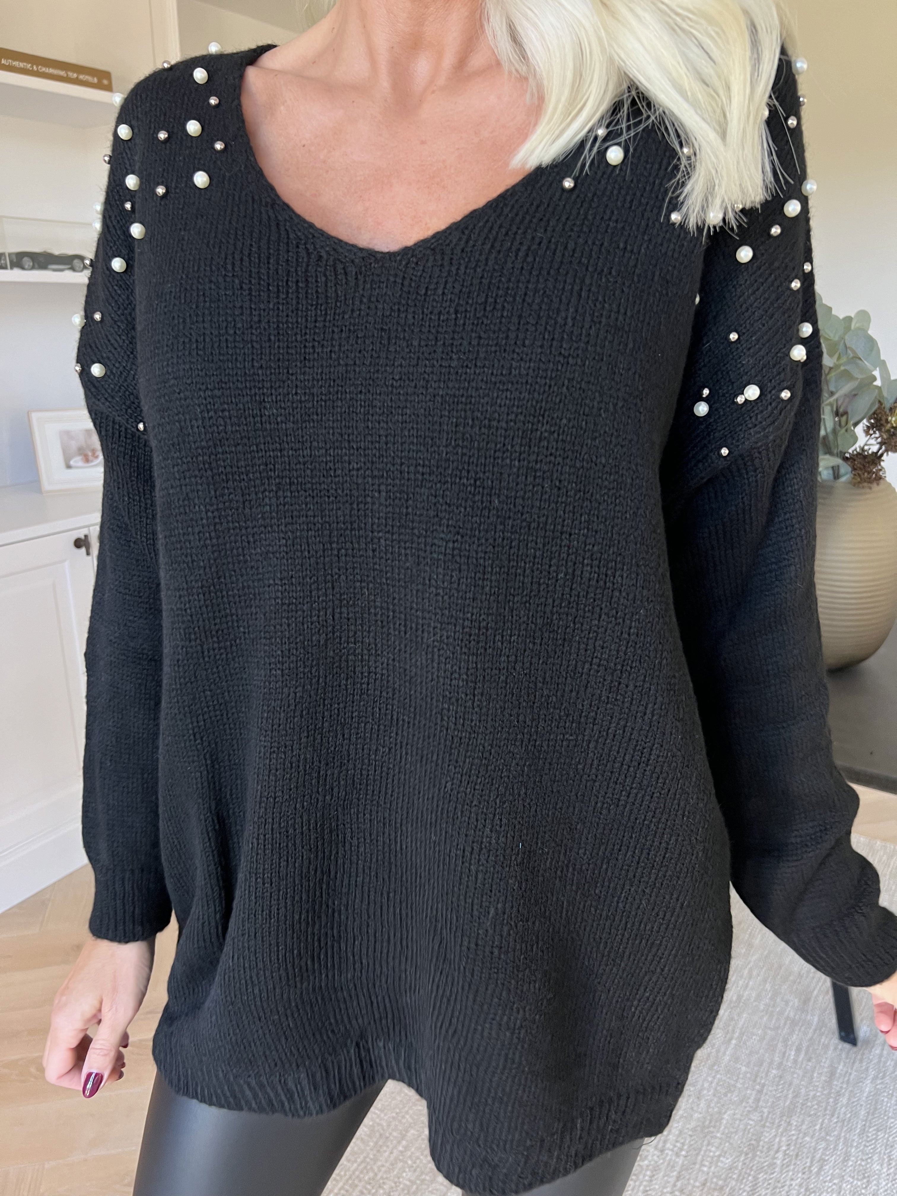 Rydika - Enfärgad stickad tröja dekorerad med fina pärlor