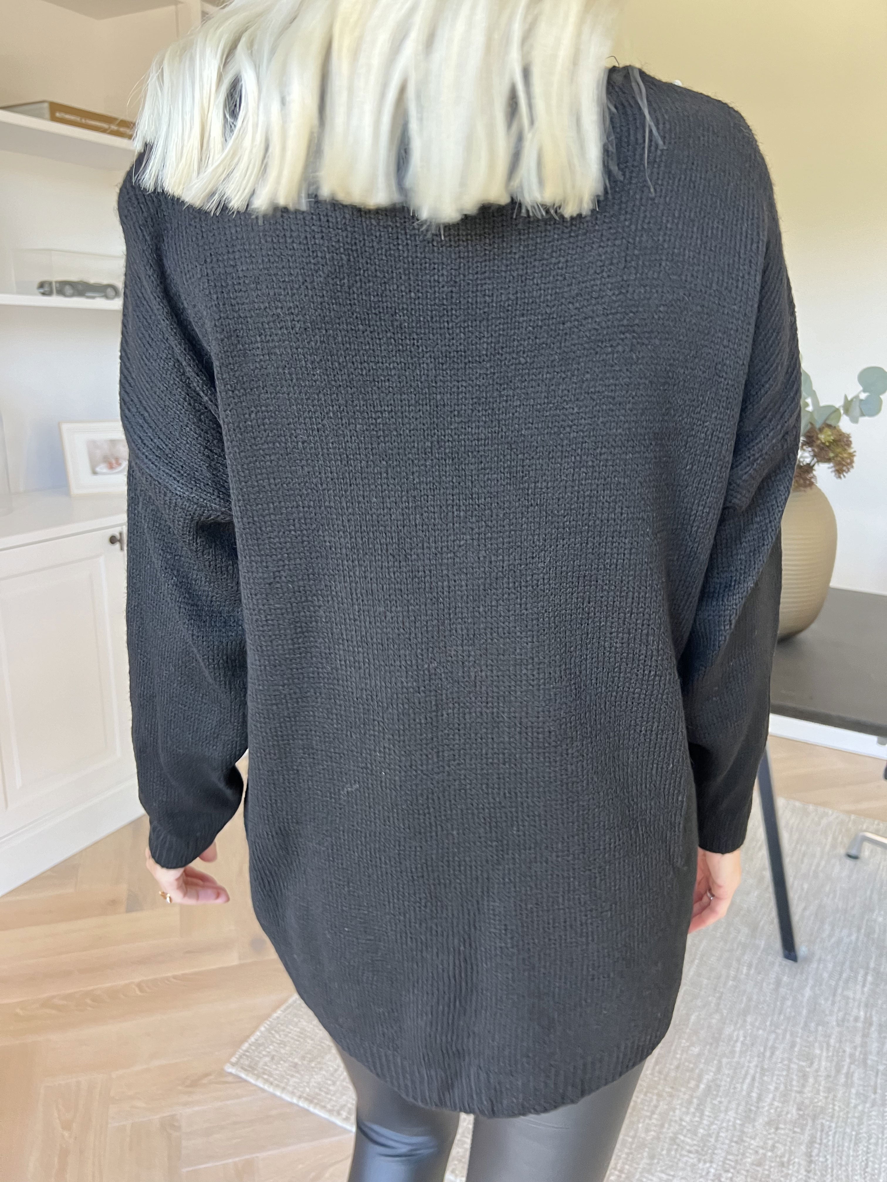 Rydika - Enfärgad stickad tröja dekorerad med fina pärlor