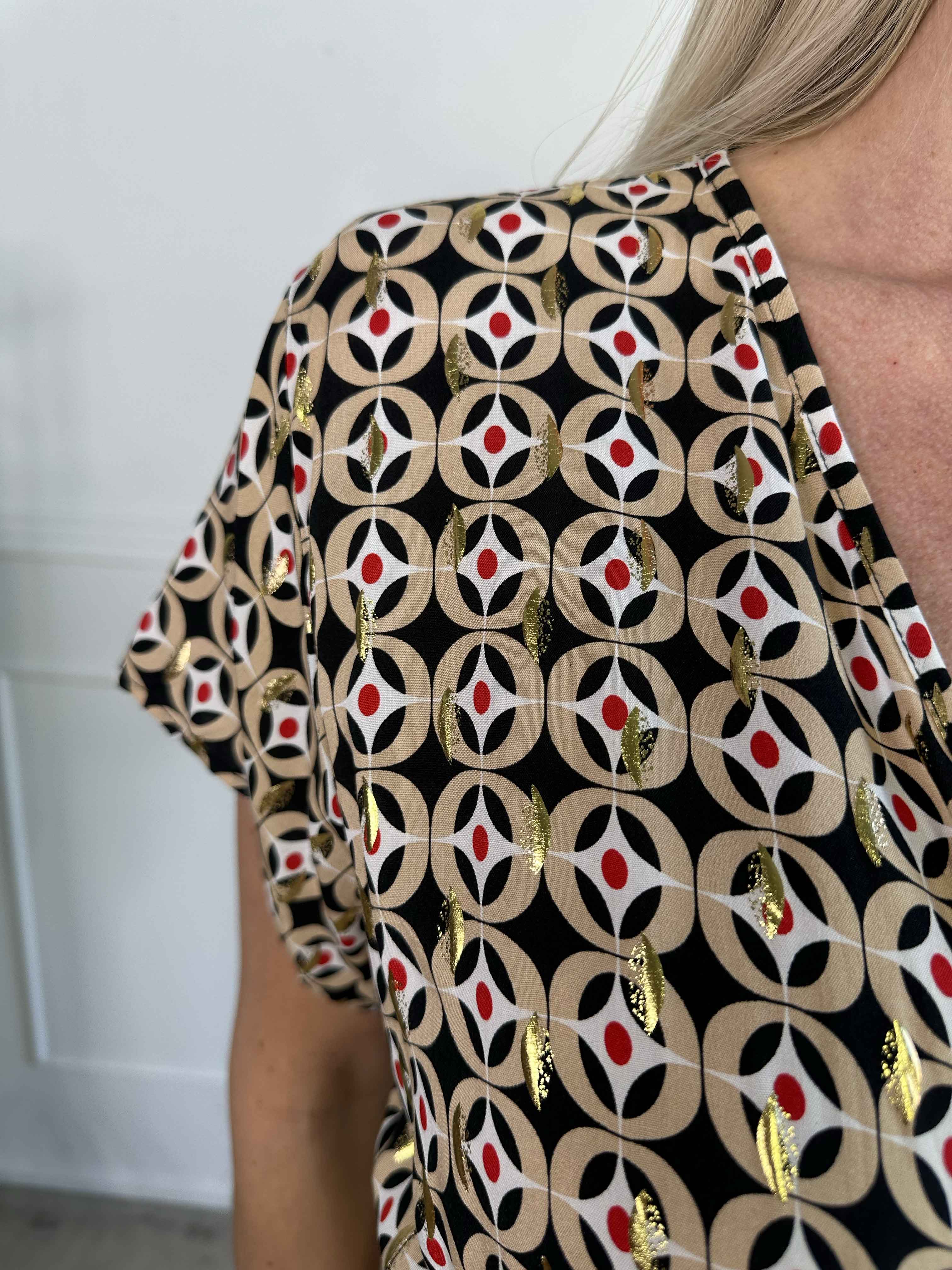 Sadie - Söt mönstrad klänning i viskos med gulddetaljer