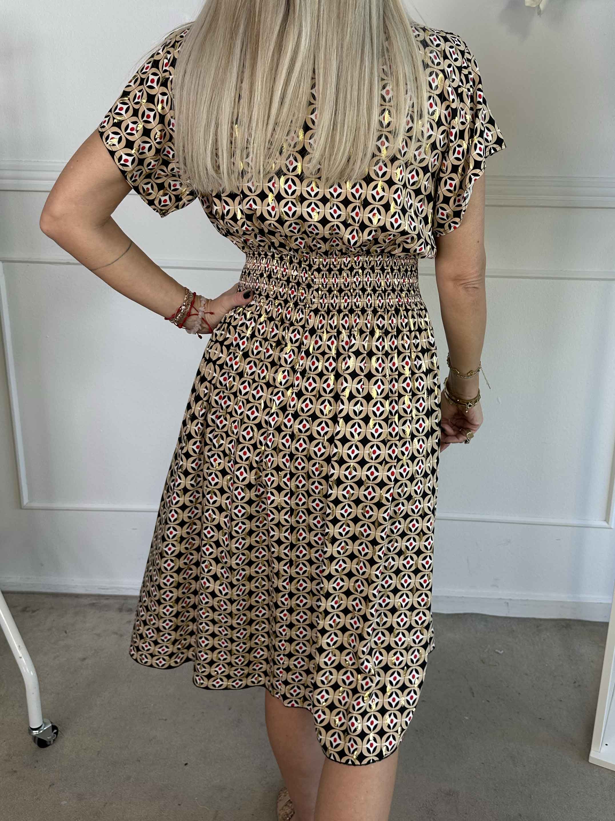 Sadie - Söt mönstrad klänning i viskos med gulddetaljer