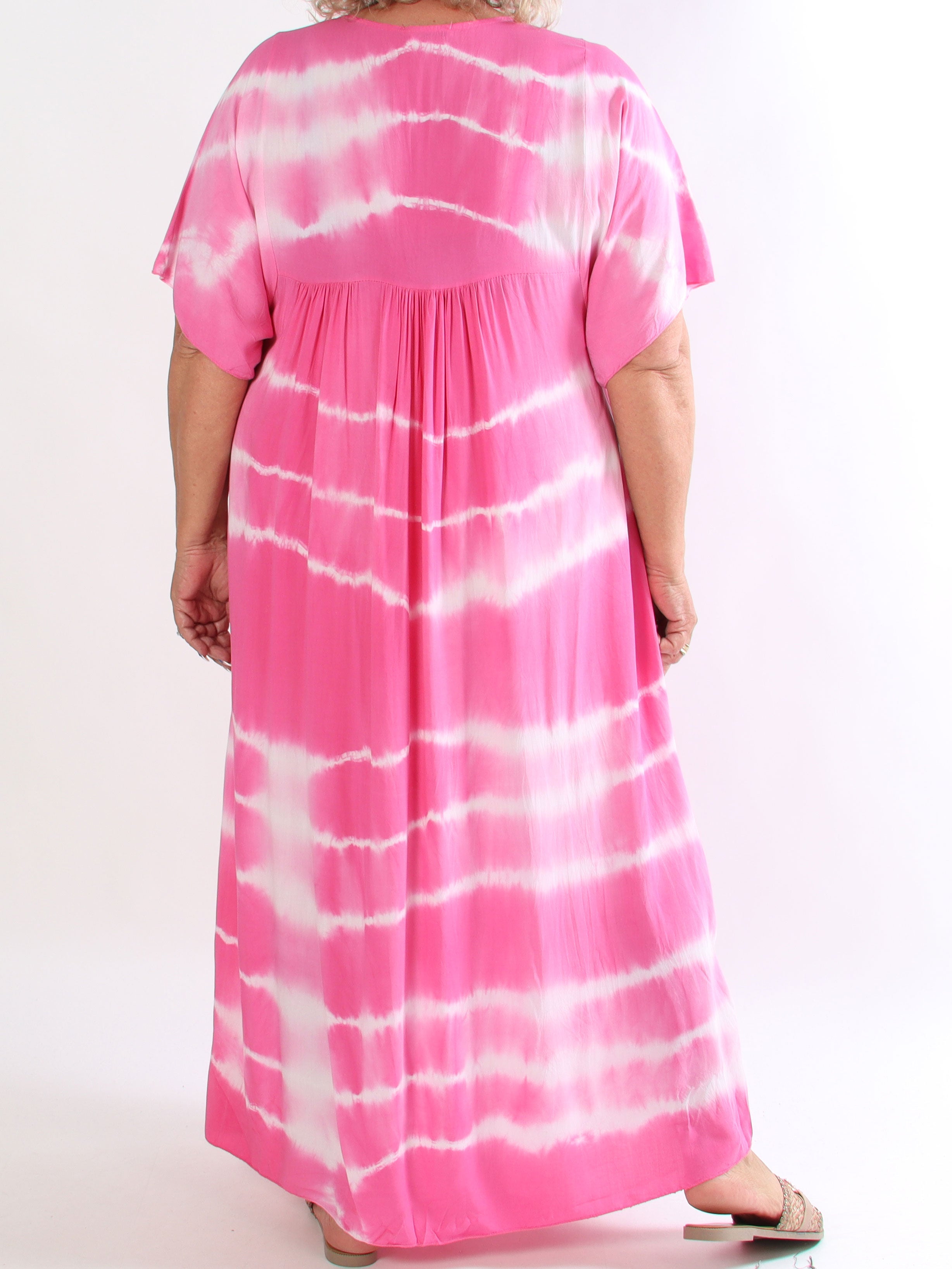 Safira - Let og luftig plus size kjole i bomuld med batikfarvet mønster