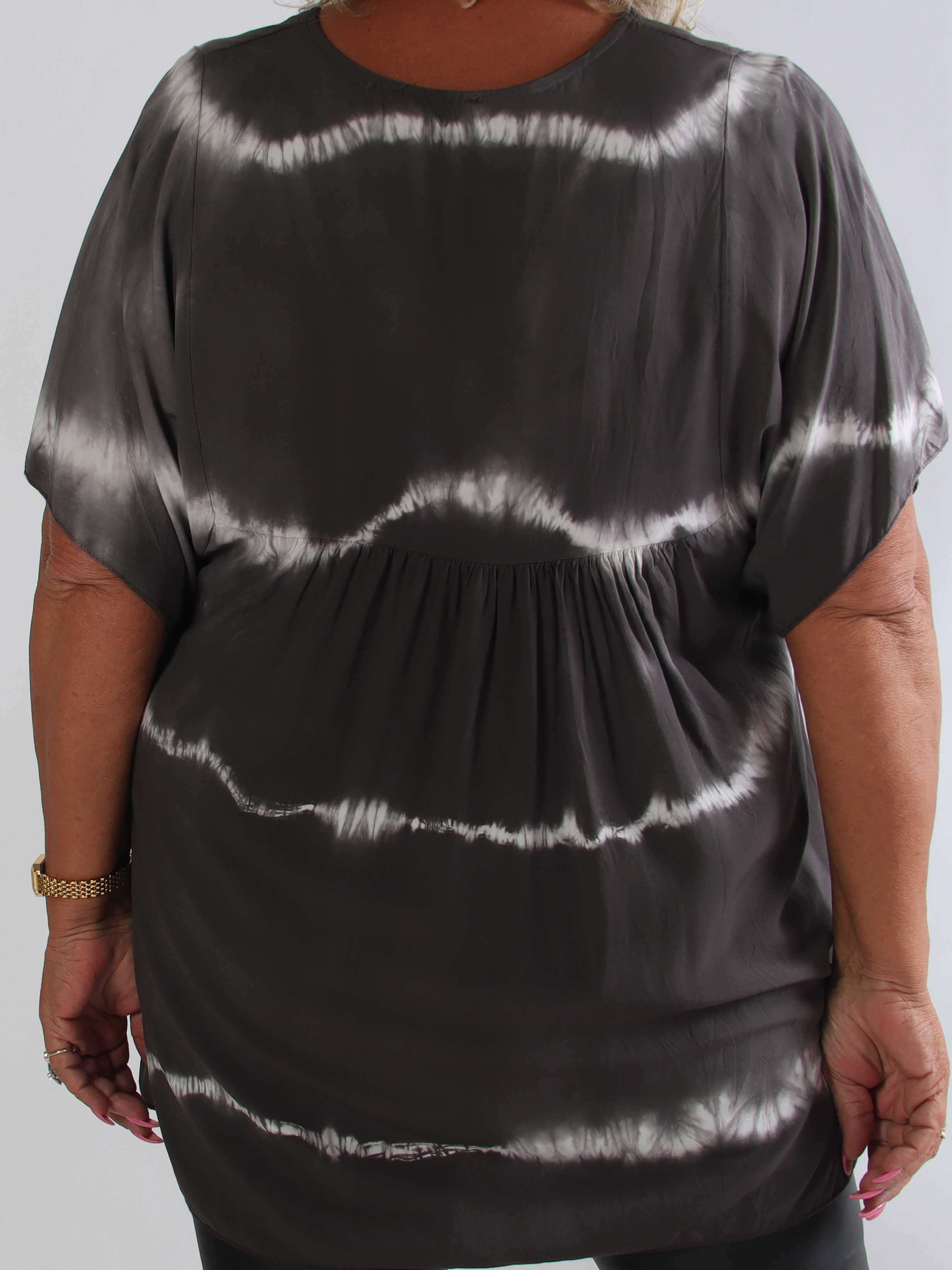 Safira Shirt - Blød plus size tunikabluse i bomuld med flot batikmønster