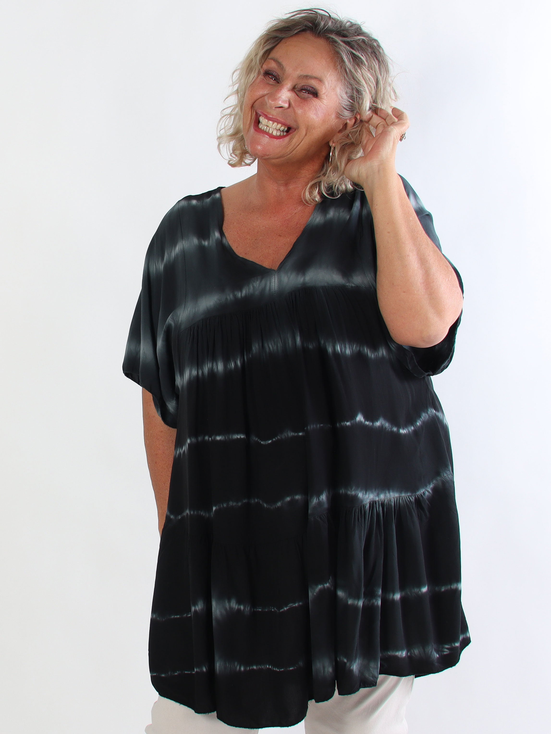 Safira Short - Let og luftig plus size tunika i bomuld med batikfarvet mønster